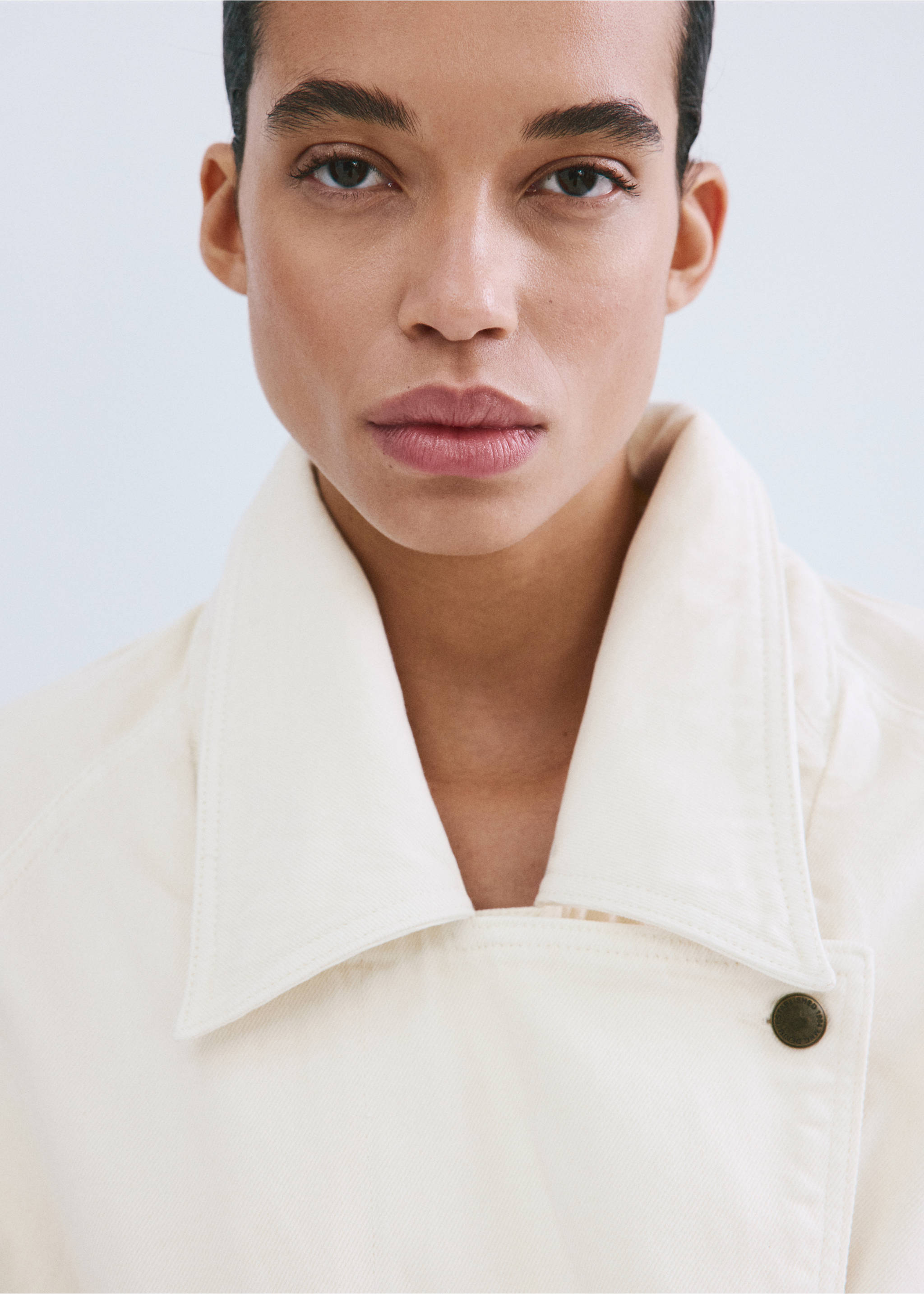 Trench-coat en coton maxi à revers avec  ceinture - Détail de l'article 1, Blanc cassé. Ref: 27095829-00.