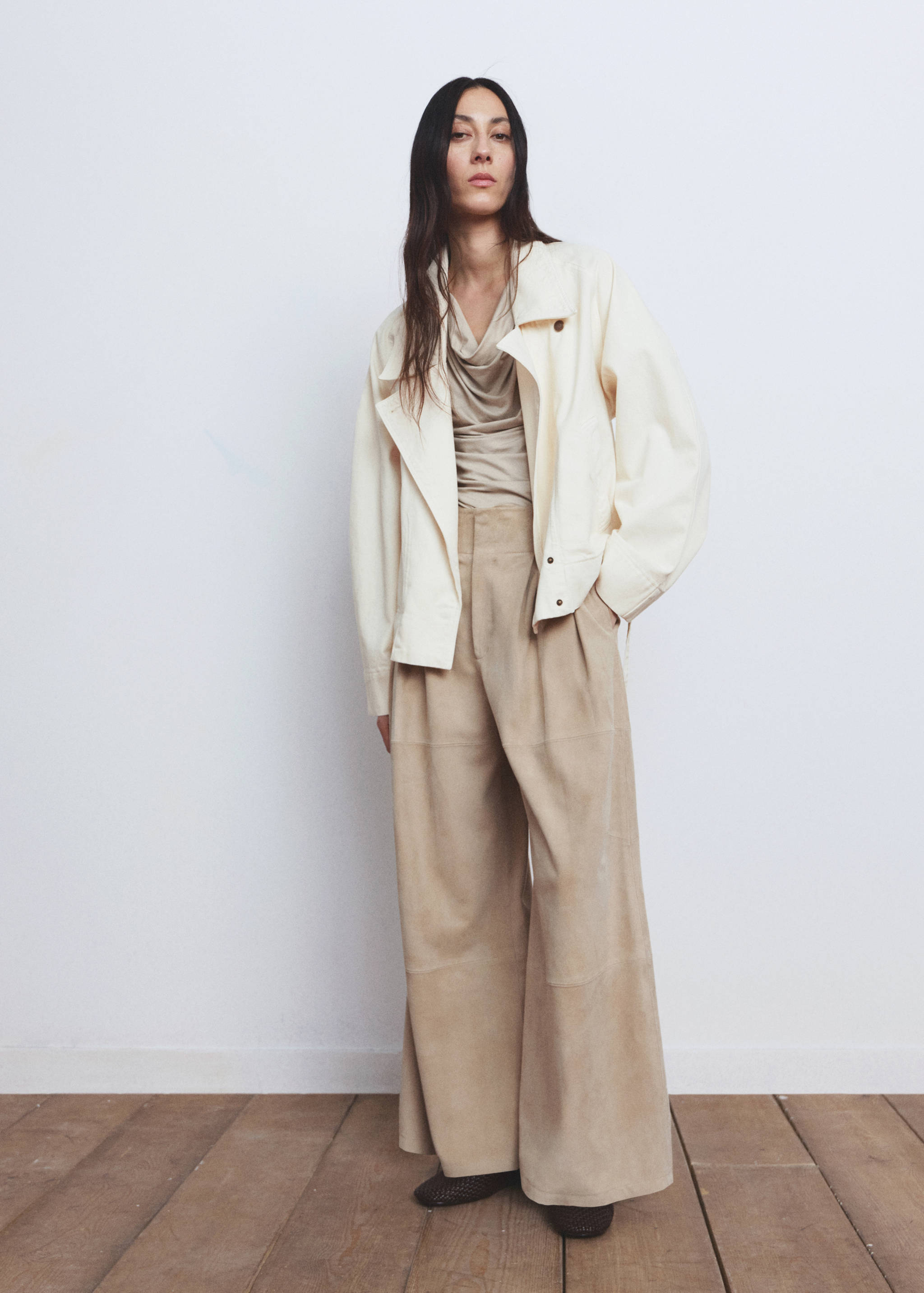 Trencz bawełniany maxi z dużymi klapami i paskiem - Plan ogólny