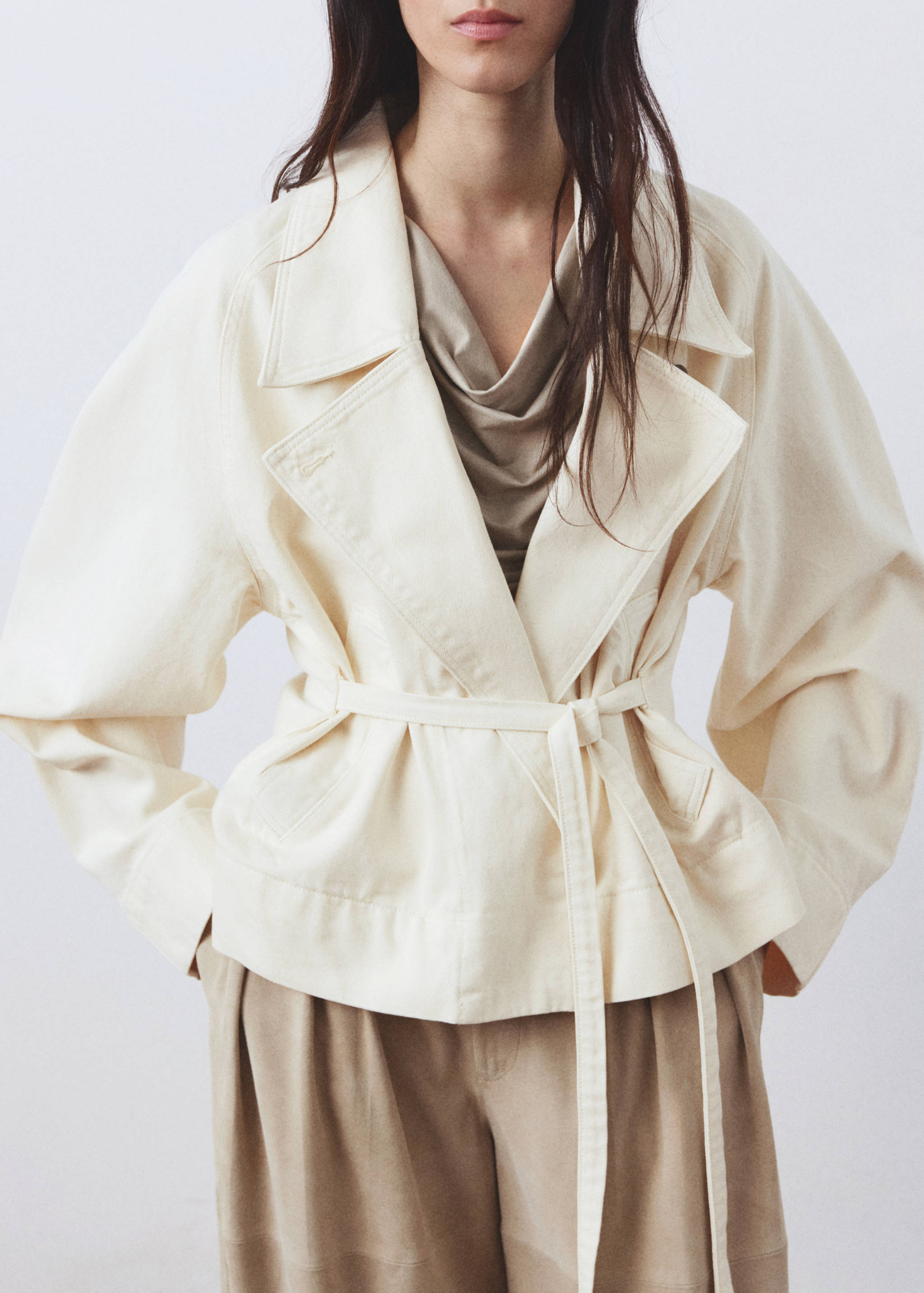 Trencz bawełniany maxi z dużymi klapami i paskiem - Plan średni