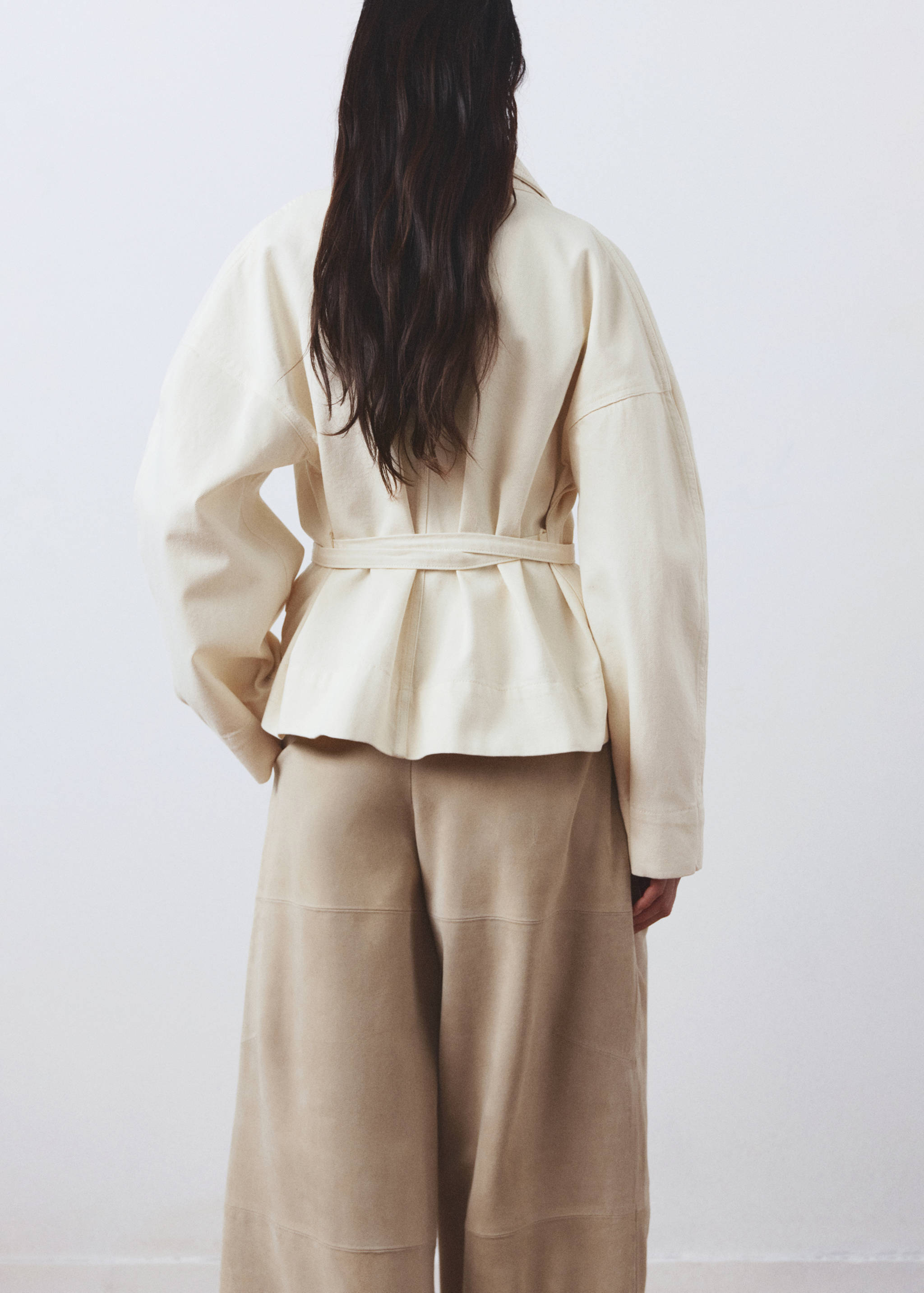 Trencz bawełniany maxi z dużymi klapami i paskiem - Tylna strona artykułu