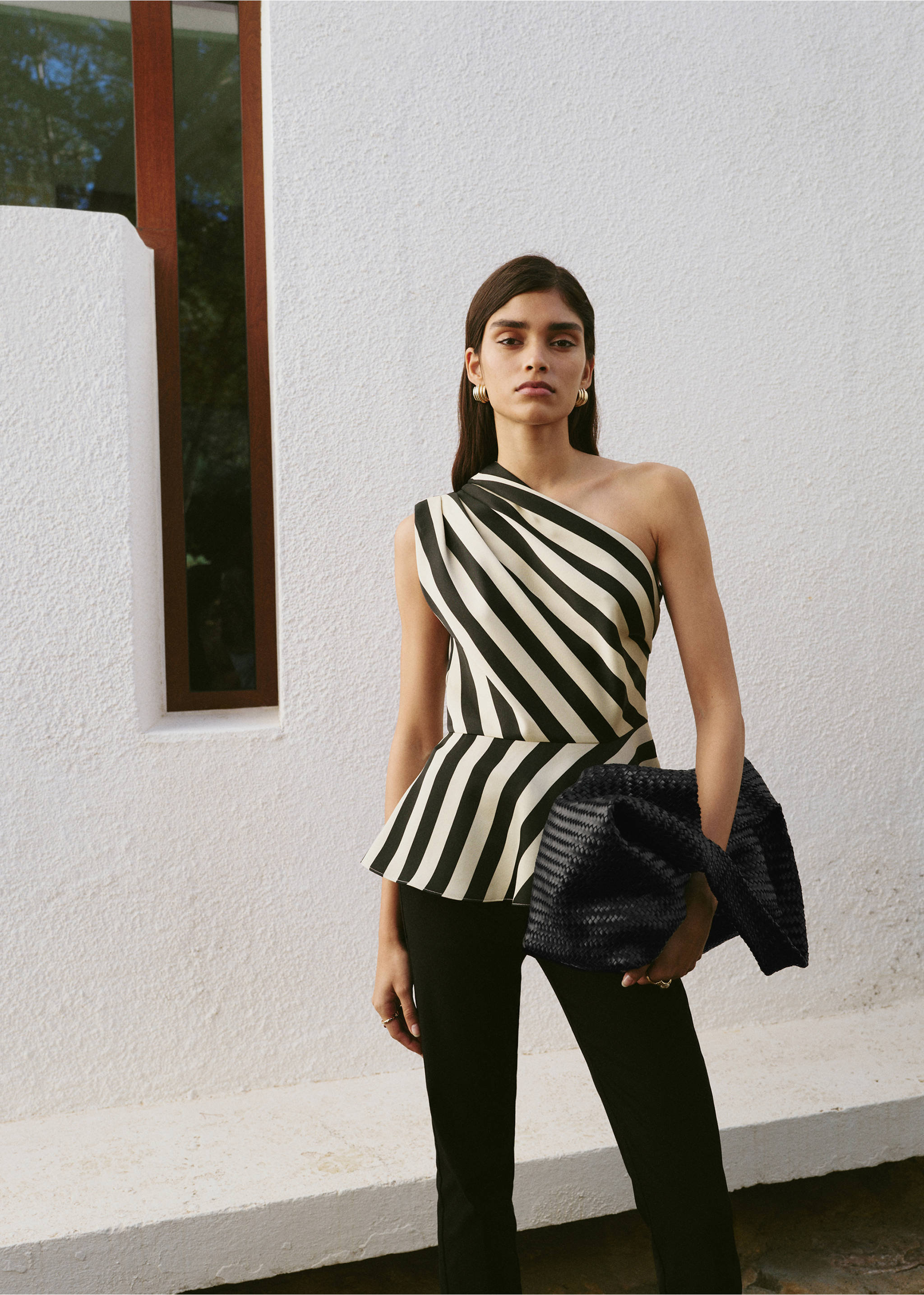 Top asymétrique rayures - Plan moyen, Écru. Ref: 27095842-00.