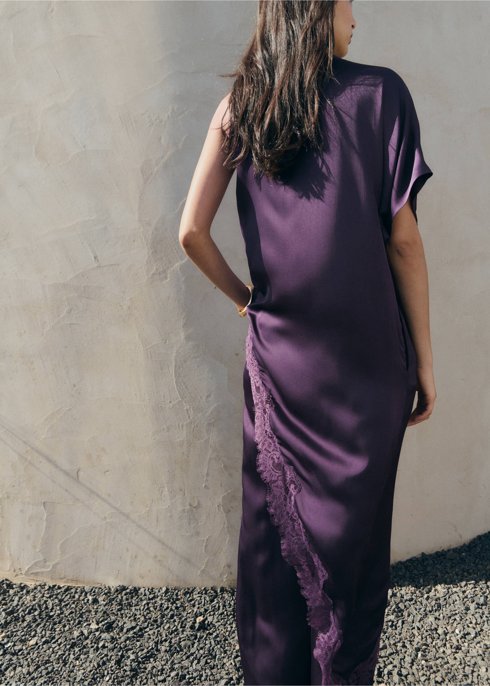 Top satiné dentelle asymétrique - Plan moyen, Pourpre. Ref: 27095844-00.