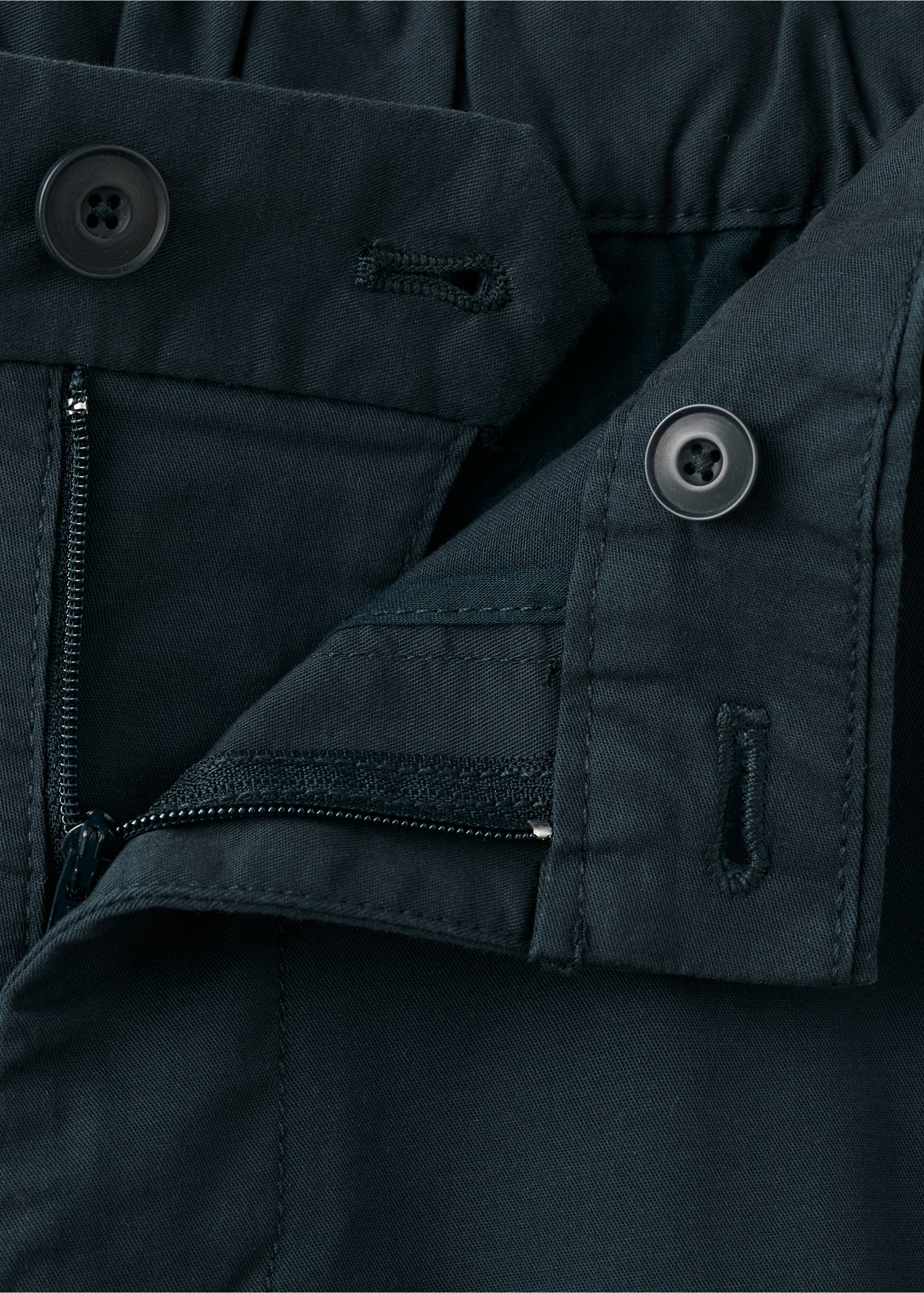 Slim-fit chino cotton bermuda shorts - Details of the article 8, Navy. Ref: 27095929-00.