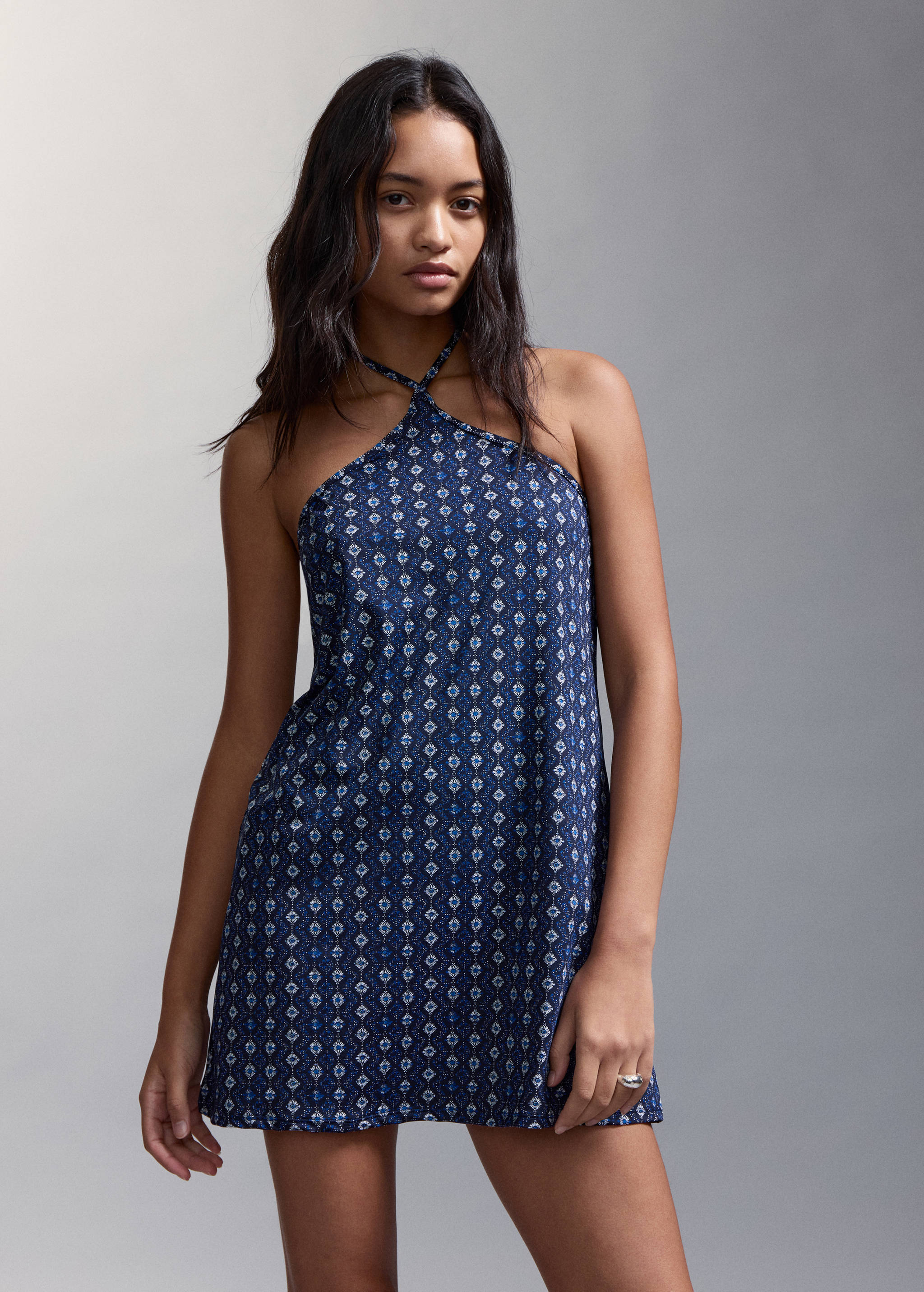 Bedrucktes Neckholderkleid - Mittlere Ansicht