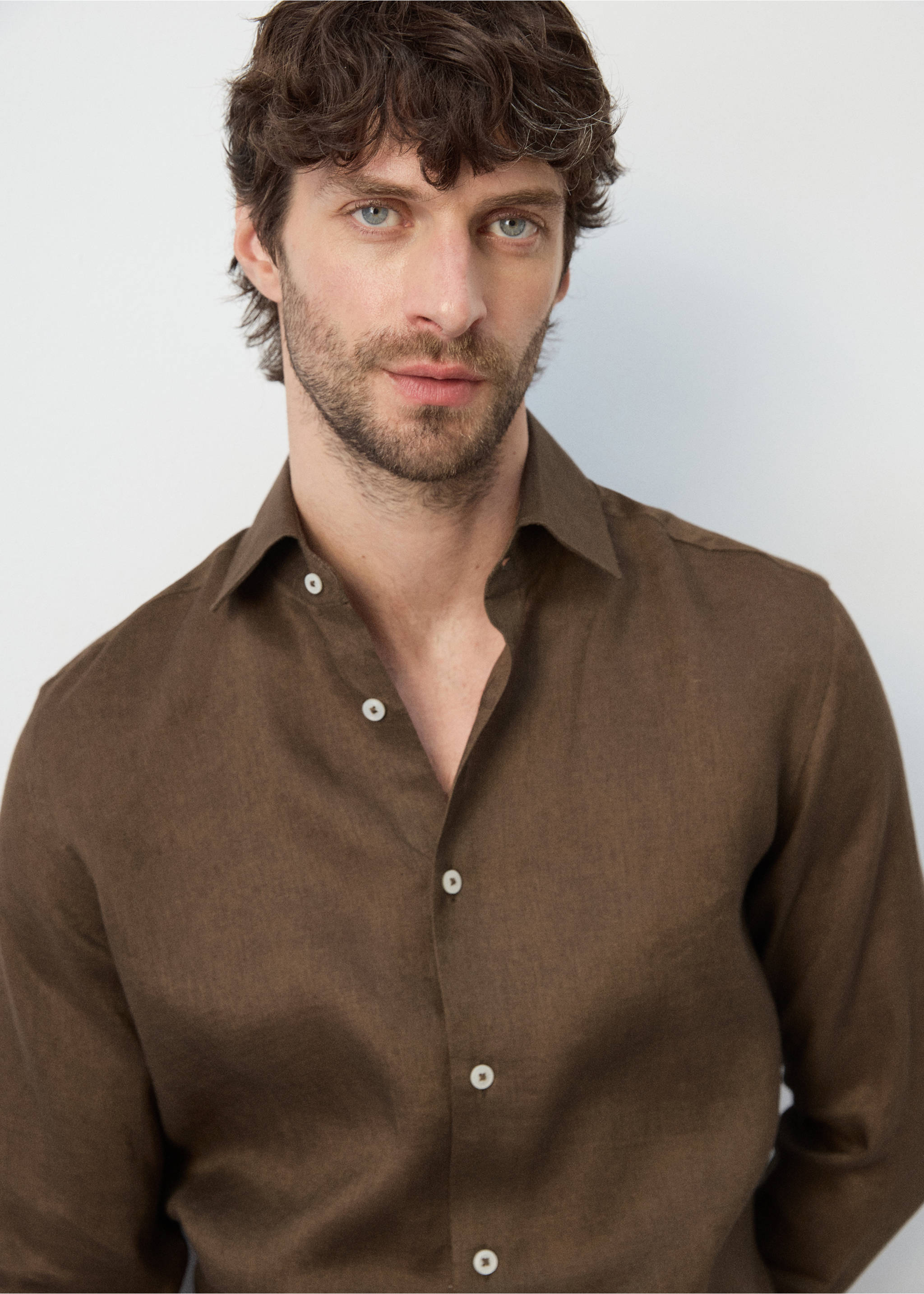 Chemise slim-fit 100 % lin - Détail de l'article 1, Tabac. Ref: 27095947-00.