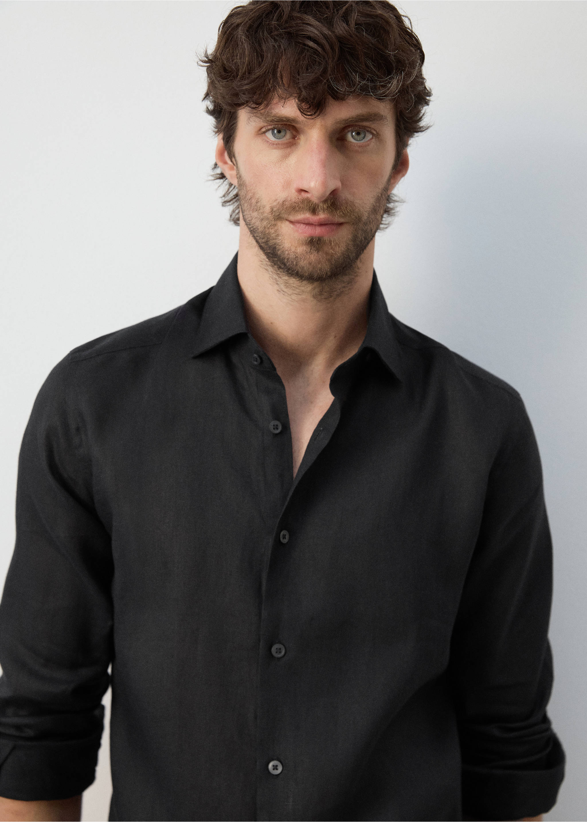 Chemise slim-fit 100 % lin - Détail de l'article 1, Noir. Ref: 27095947-00.