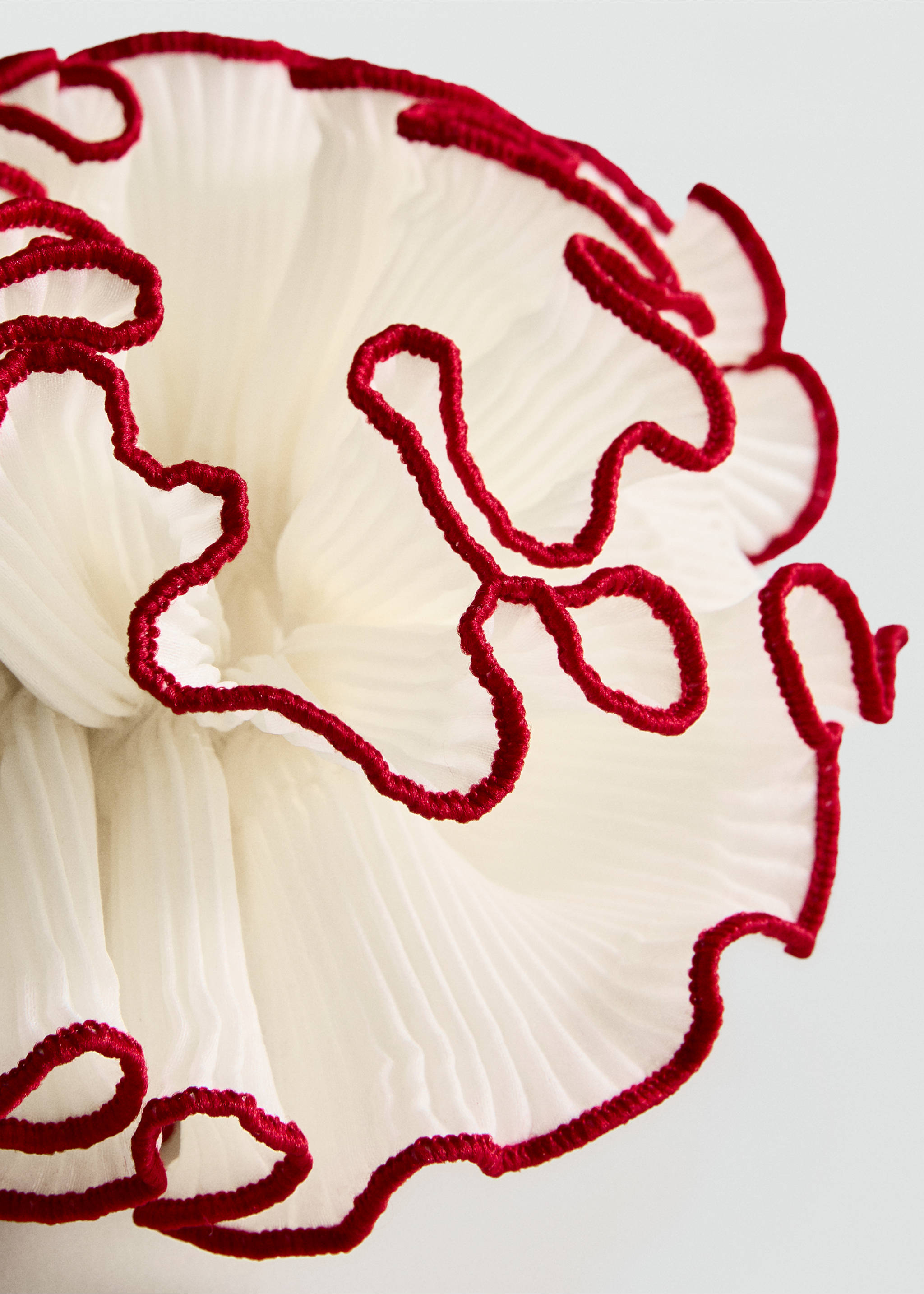 Flower scrunchie with contrasting trim - Medium plane, Ecru. Ref: 27095952-00.