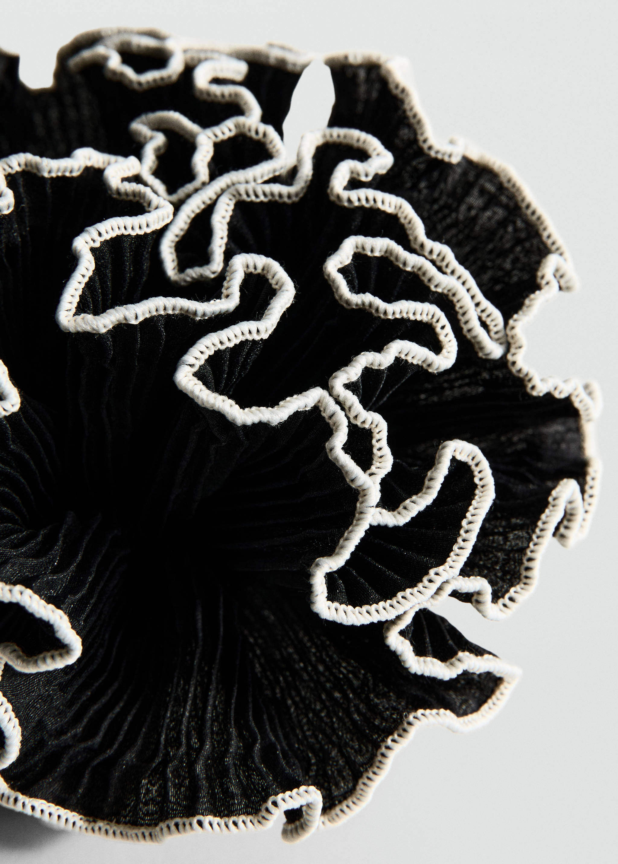 Flower scrunchie with contrasting trim - Medium plane