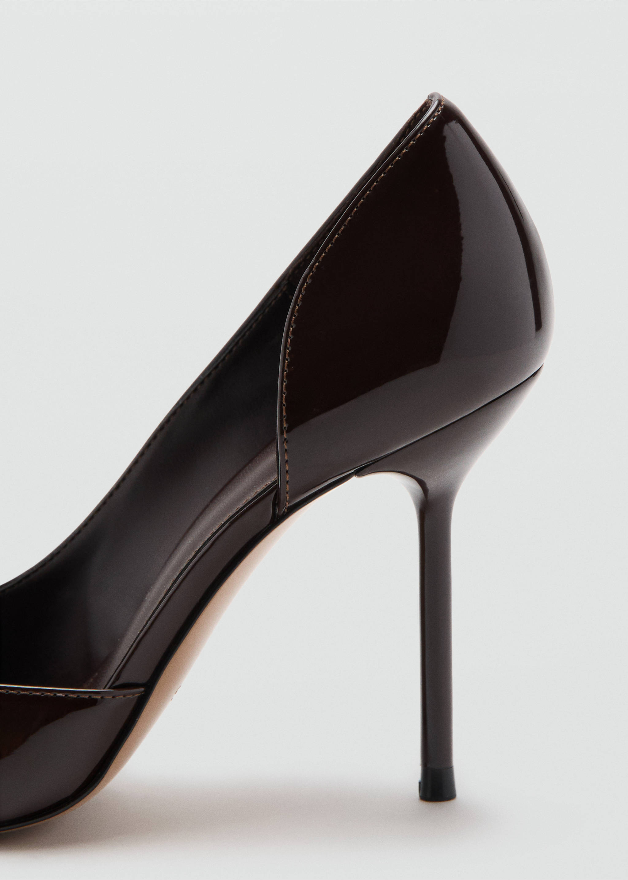 Asymmetrical patent leather court shoes - Details of the article 1, Burgundy. Ref: 27095964-00.