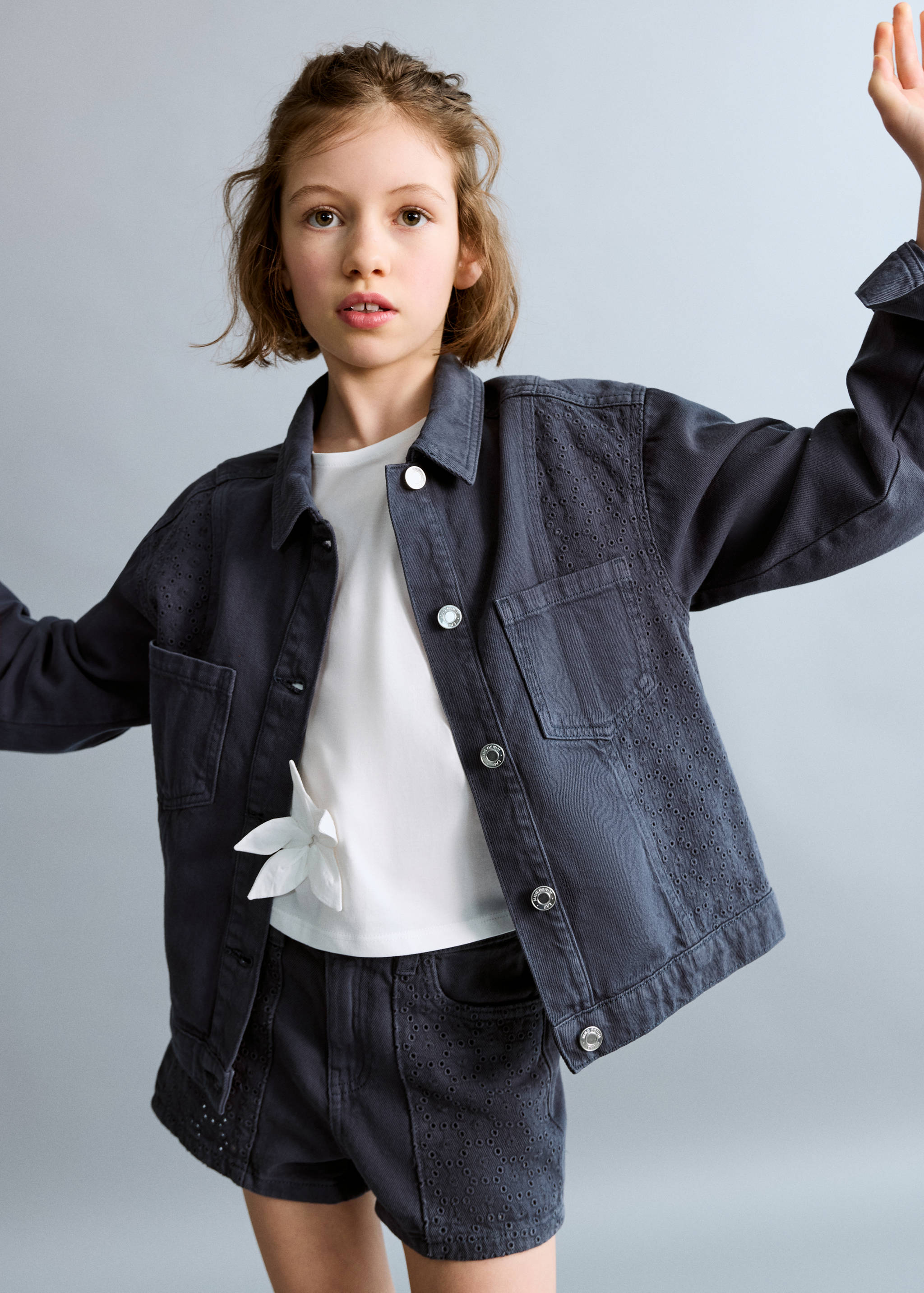 Embroidered detail shorts - Medium plane