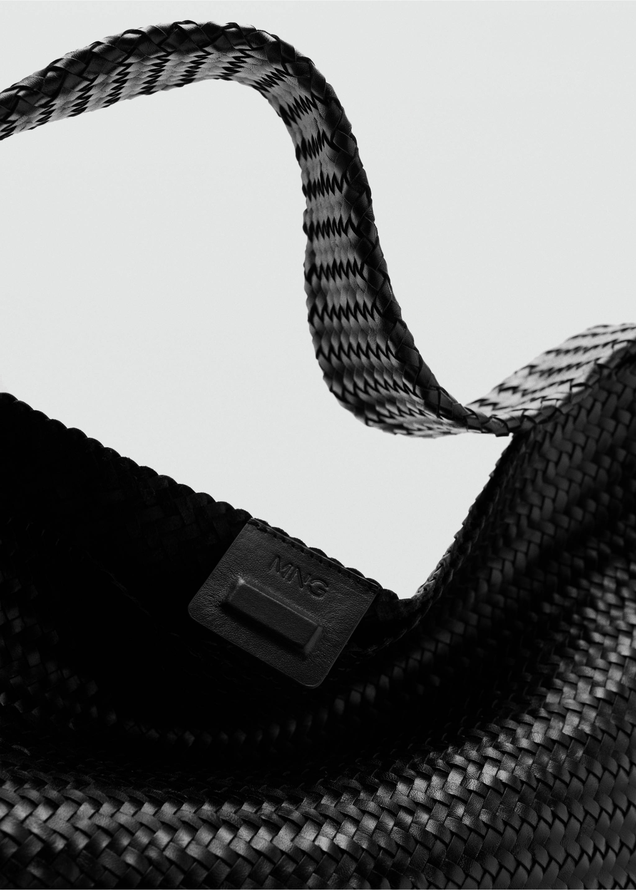 Bolso piel trenzado tamaño grande - Detalle del artículo 1, Negro. Ref: 27095974-00.