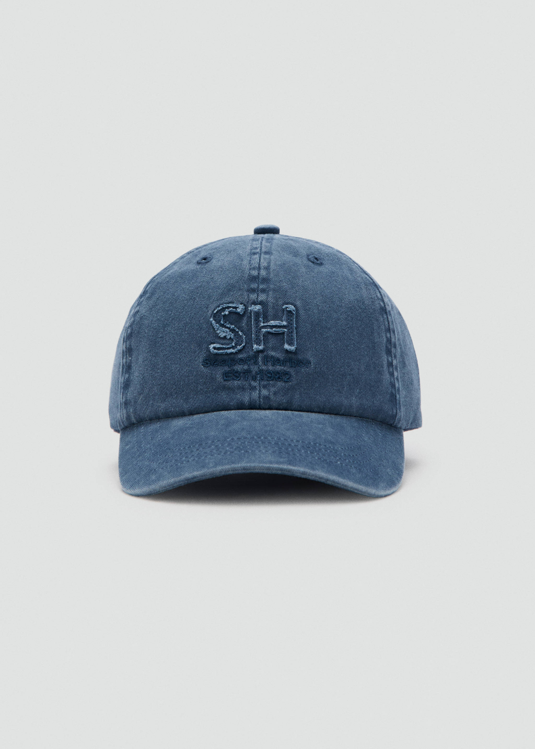 Gorra texto bordado - Plano medio