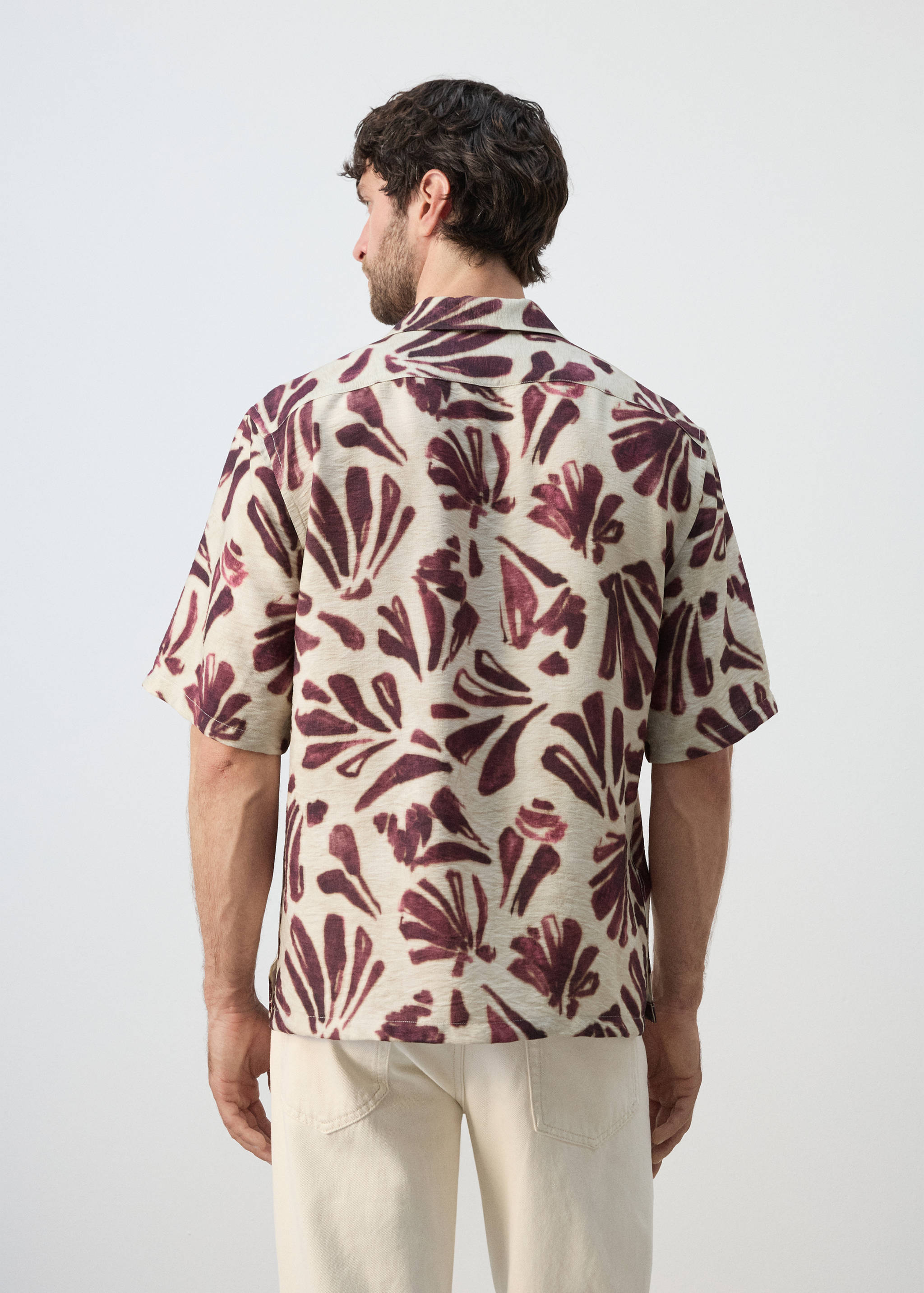 قميص انسيابي مطبوع مع ياقة بولينج - الجهة الخلفية للمنتج