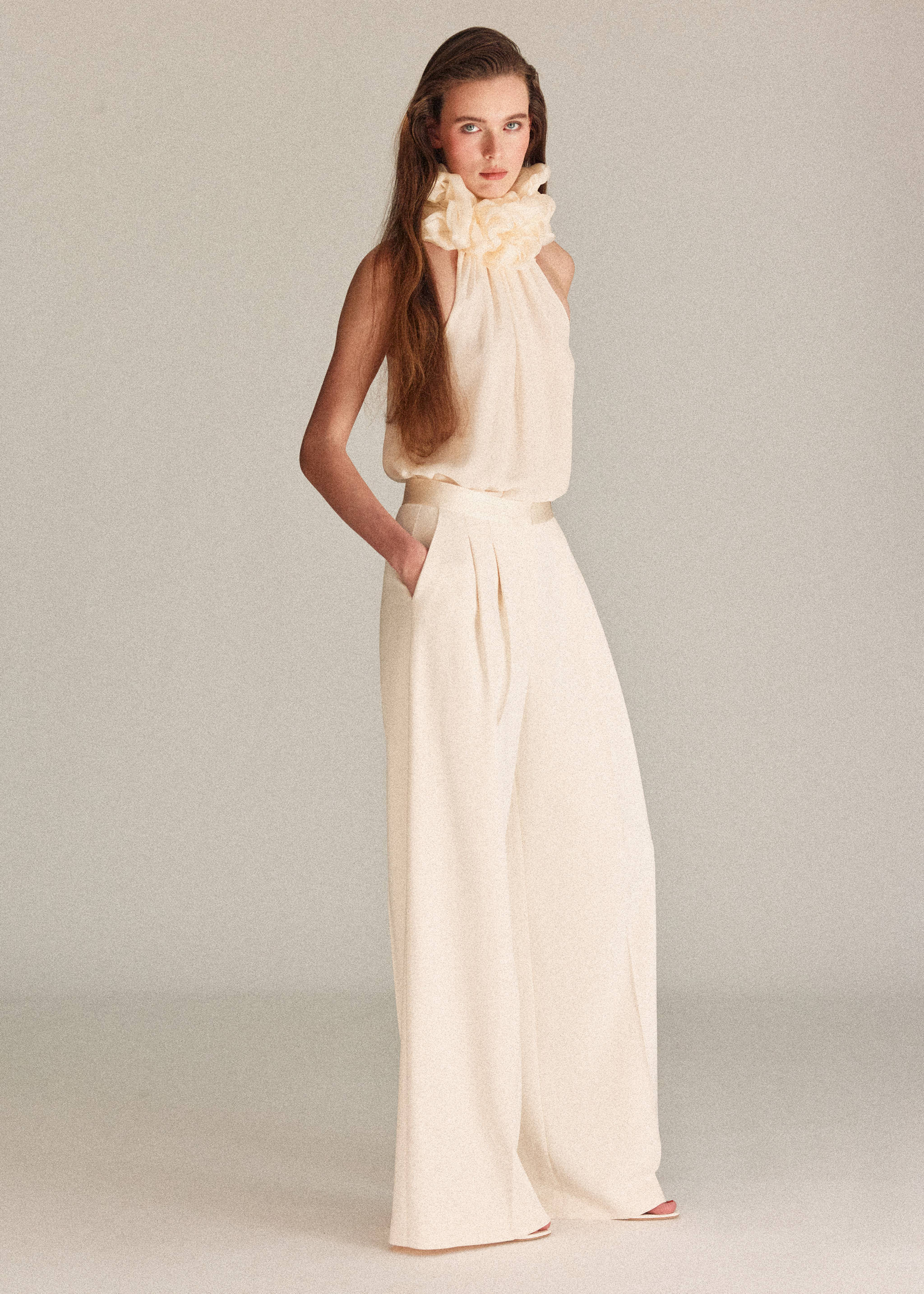 Blus med halterneck och blommönster - Allmän bild