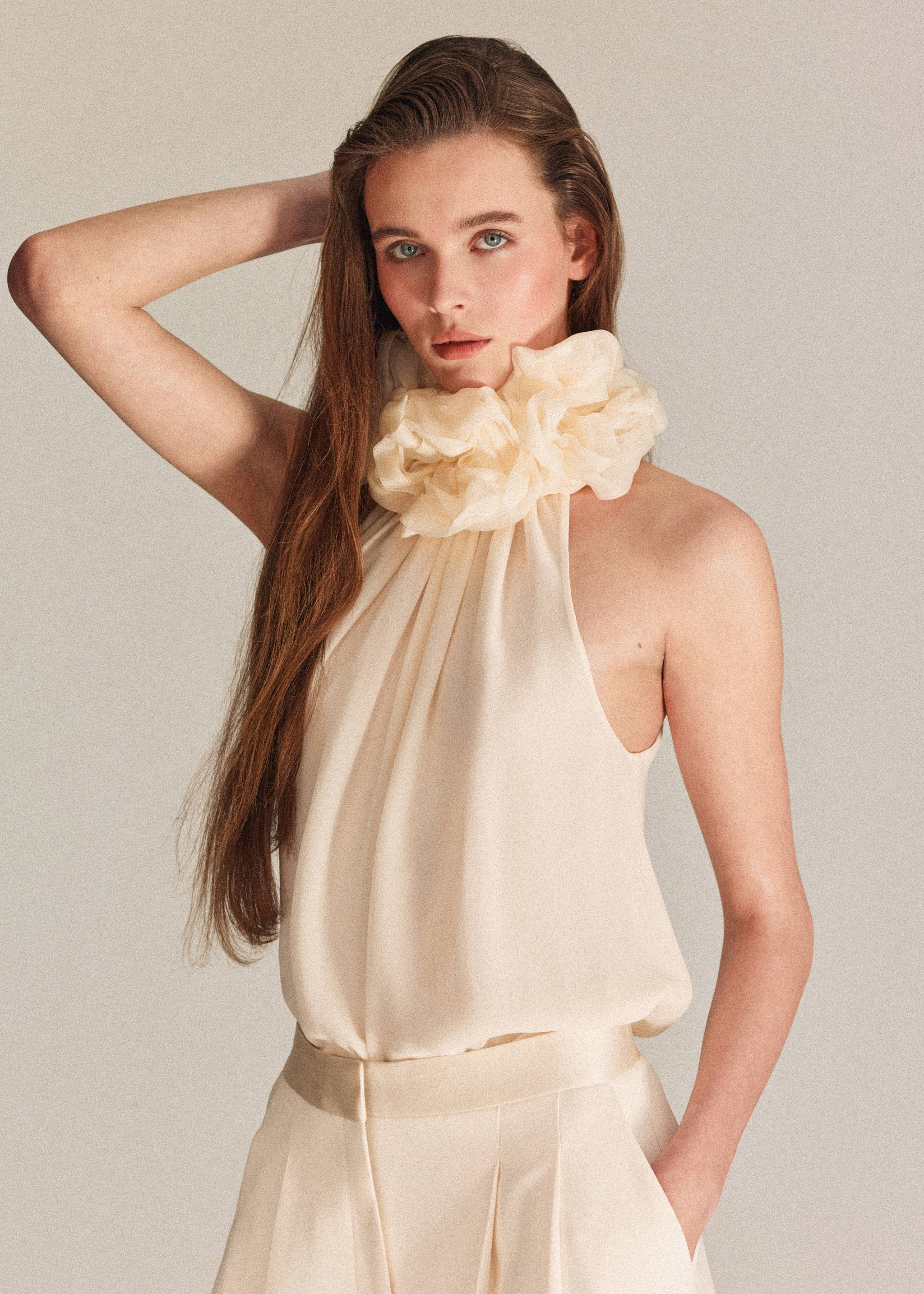 Bluzka z dekoltem halter w kwiaty - Plan średni, Kremowy / écru. Ref: 27095992-00.