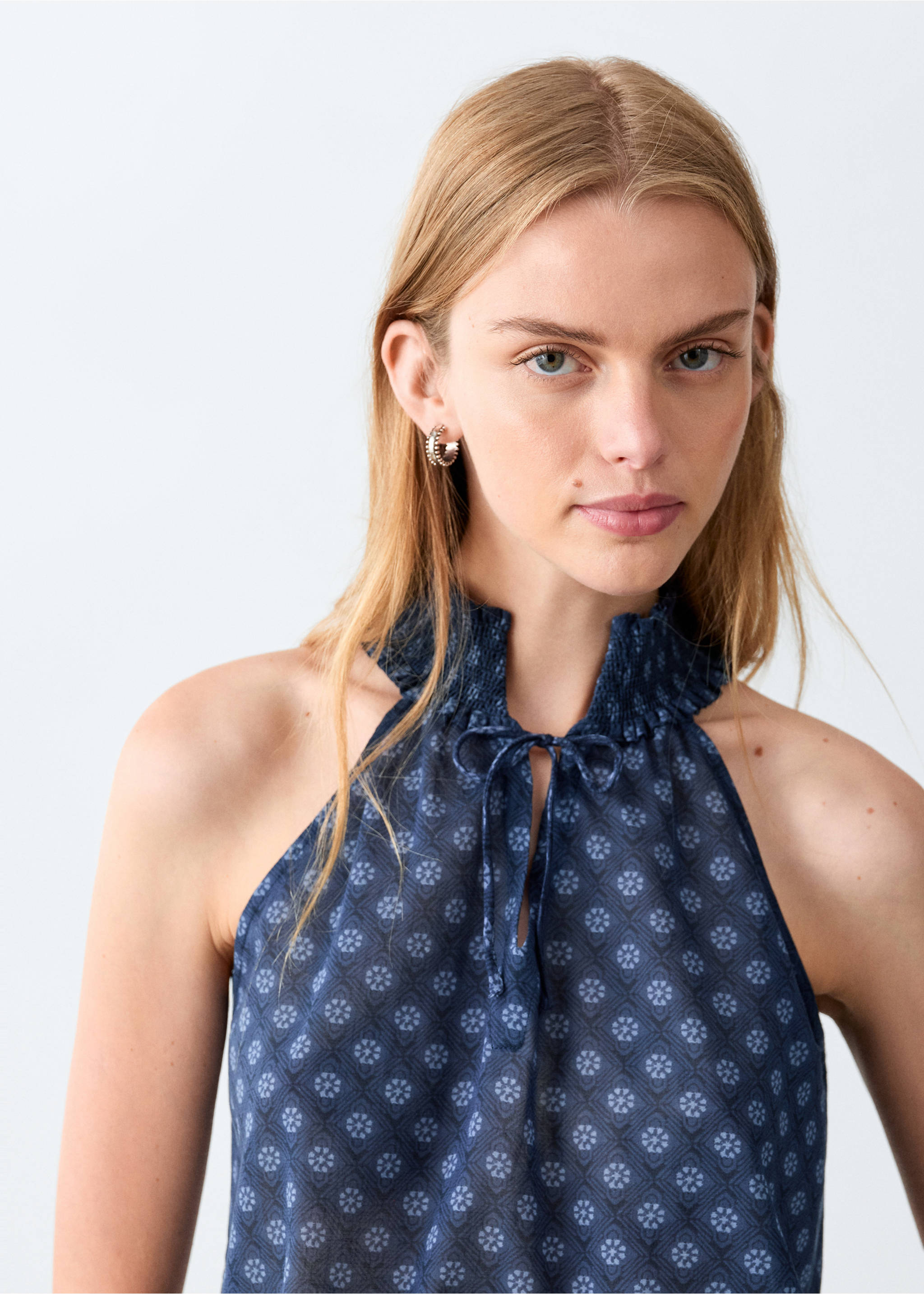 Printed halter-neck top - Details of the article 1, Navy. Ref: 27096002-00.