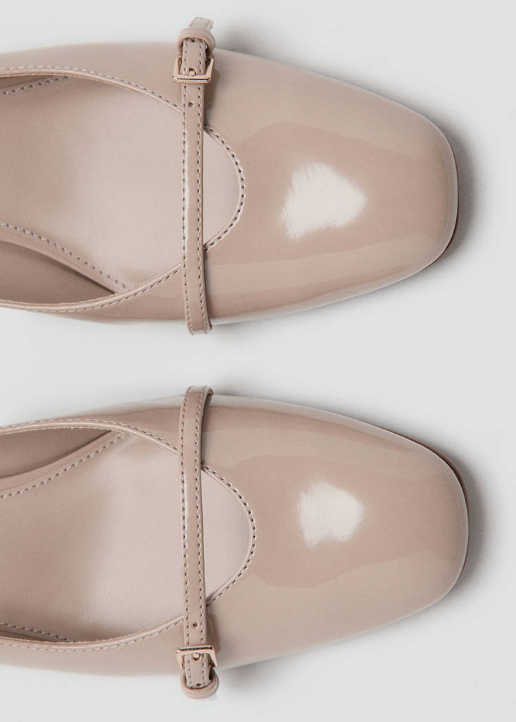 Patent leather shoes with straps and buckle — Ecru