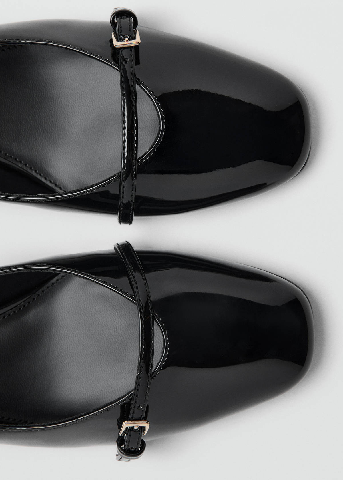 Patent leather shoes with straps and buckle — Black