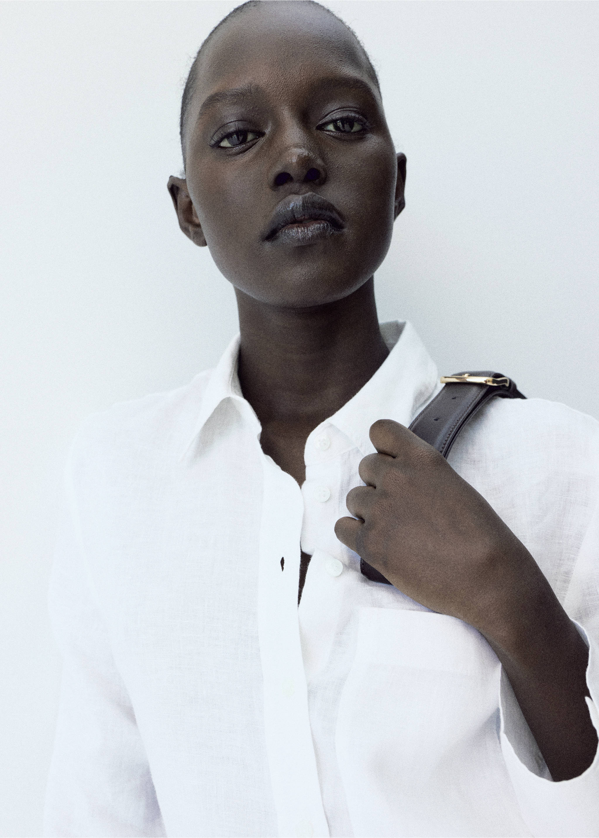 Chemise lin poche - Plan moyen, Blanc cassé. Ref: 27096345-00.