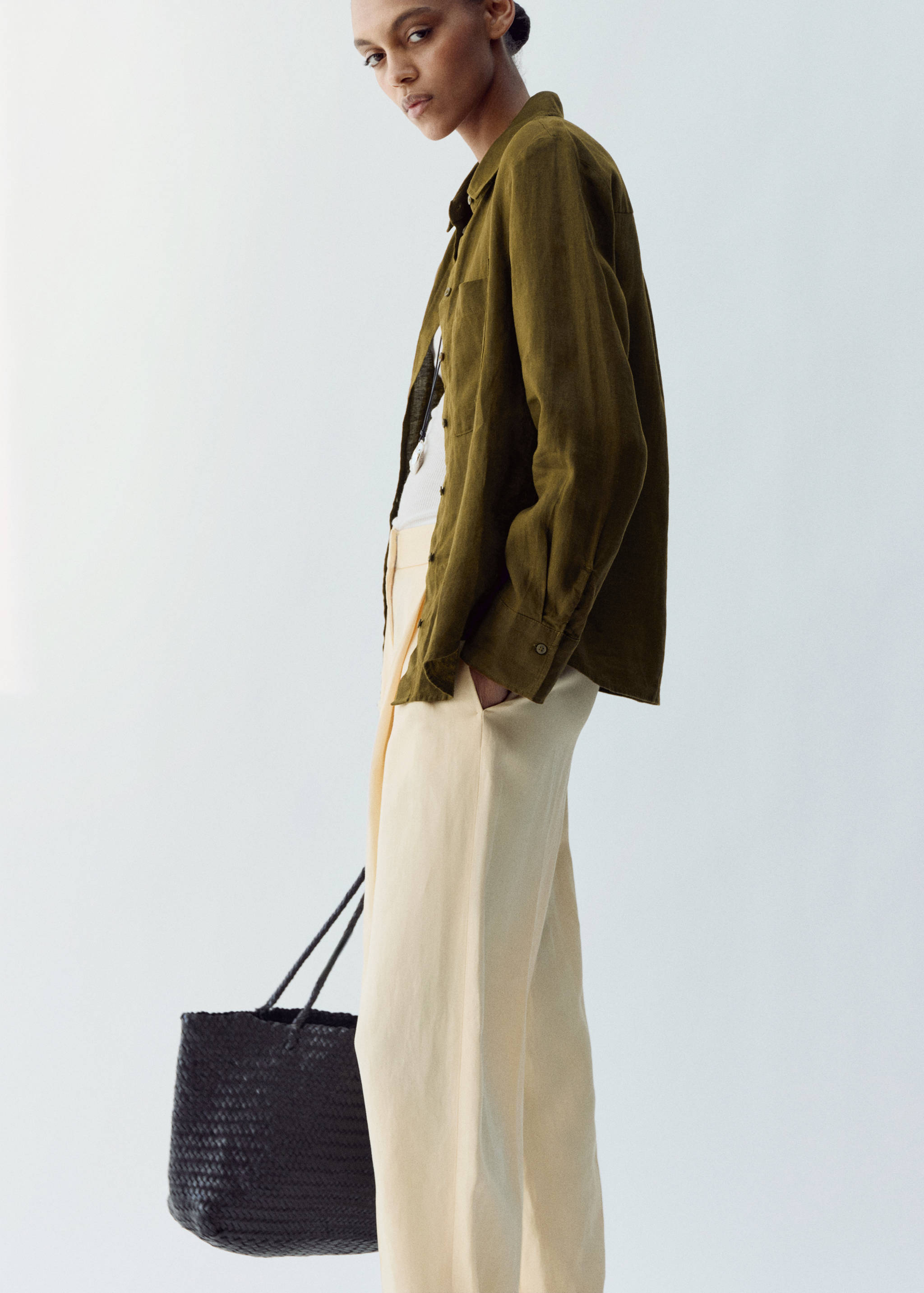 Camisa lino bolsillo - Plano medio