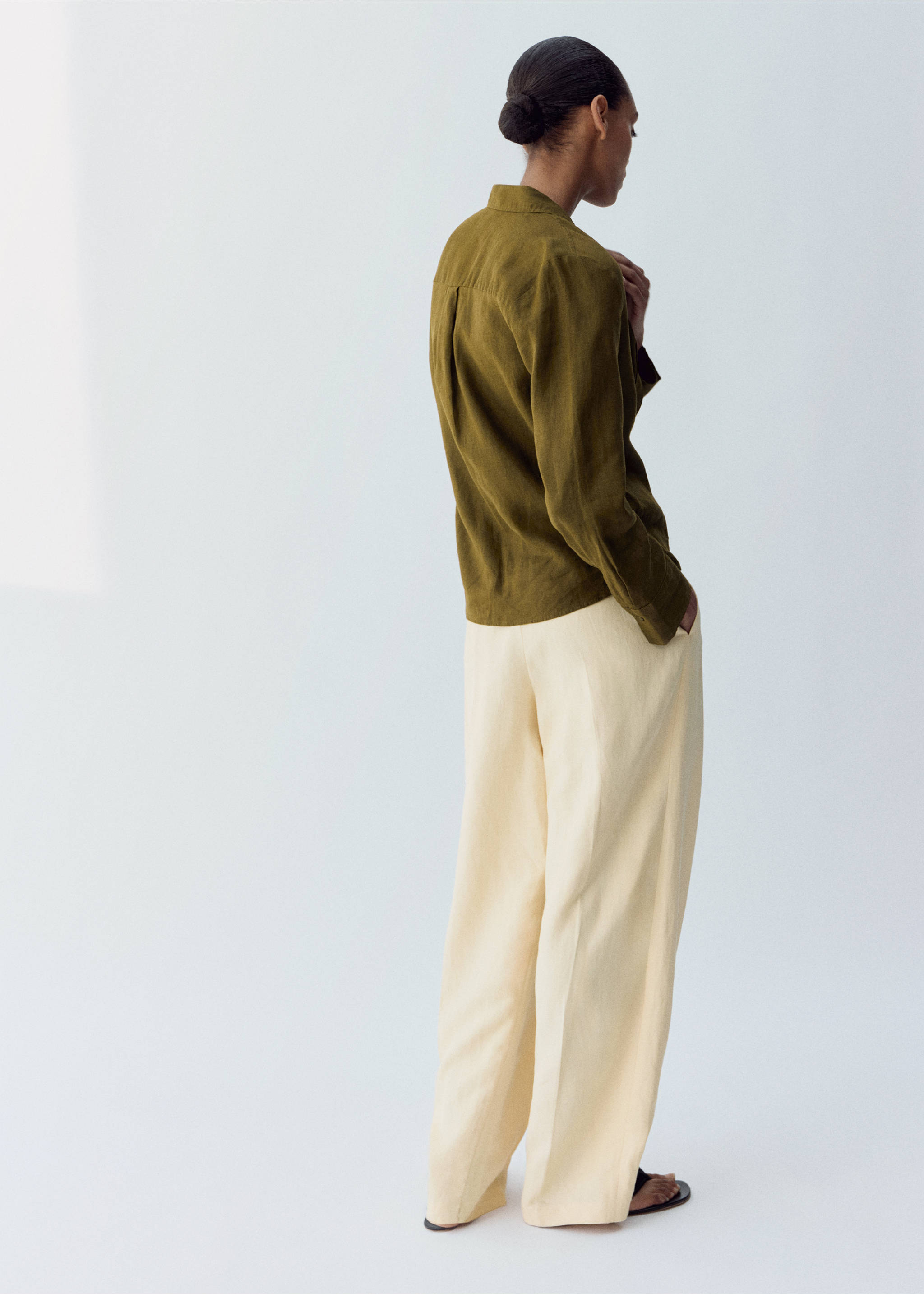 Camisa lino bolsillo - Reverso del artículo, Oliva. Ref: 27096345-01.