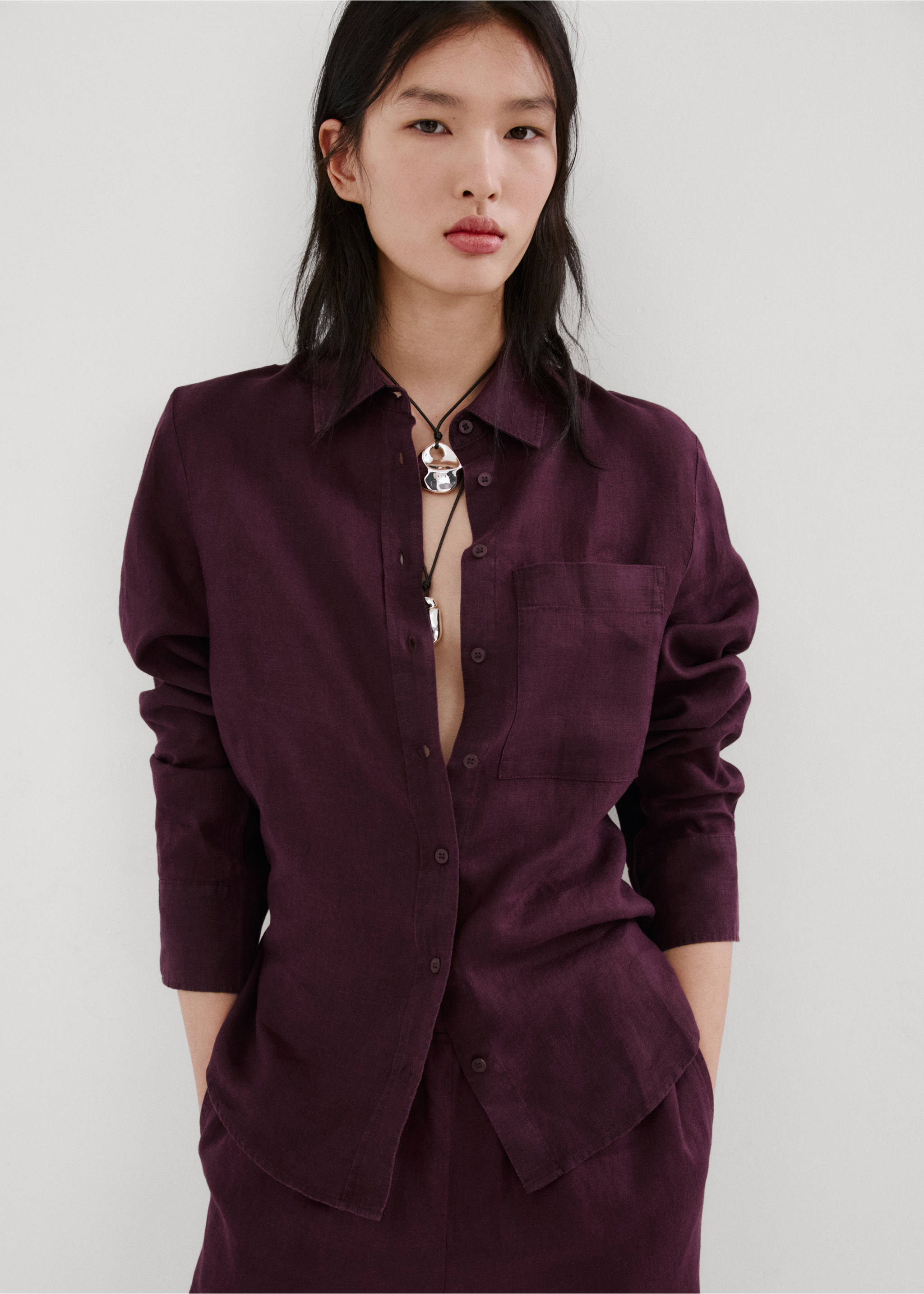 Chemise lin poche - Plan moyen, Prune. Ref: 27096345-00.