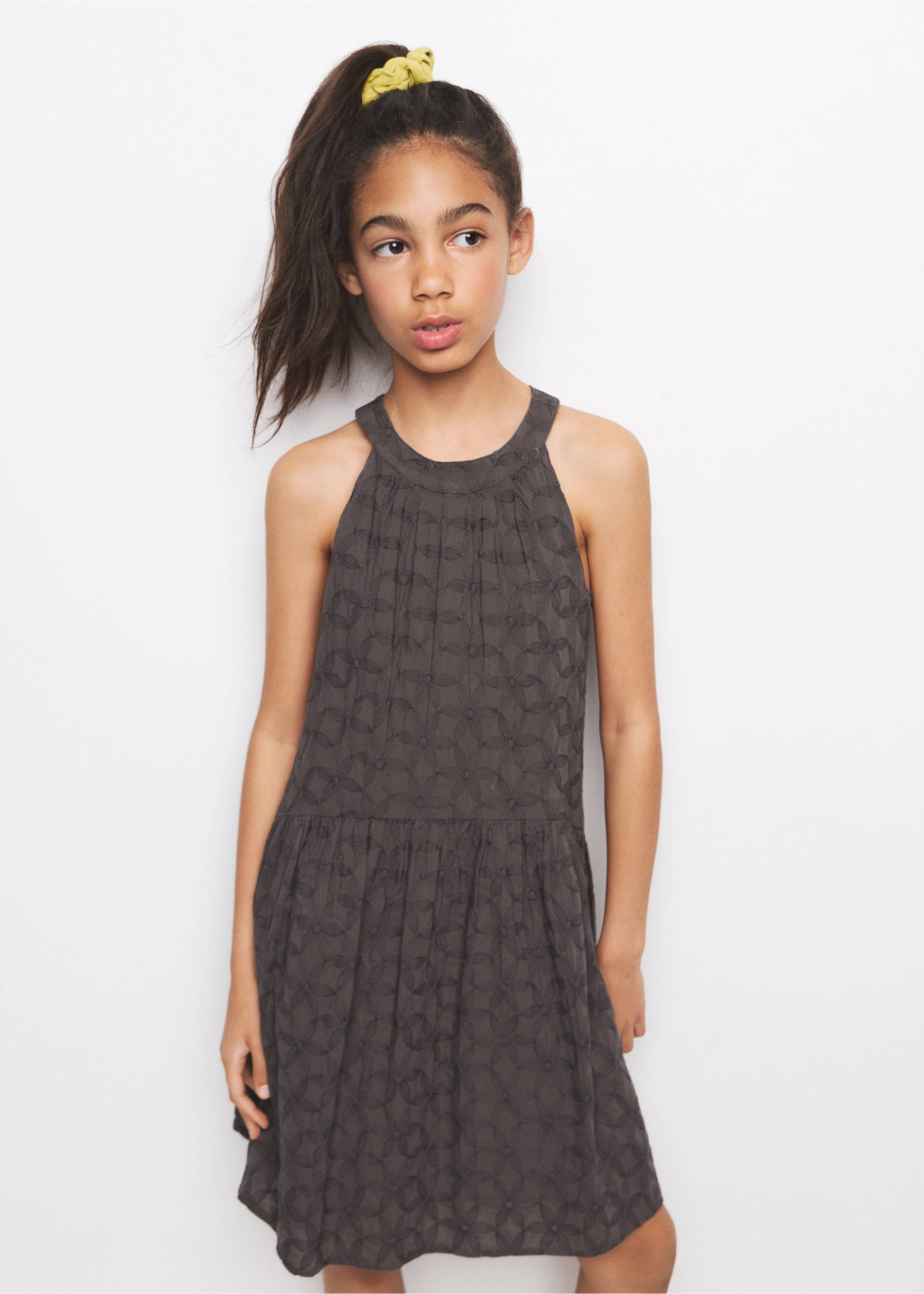 Šaty s květinovou výšivkou - Náhled ve středové rovině, Čokoládová. Ref: 27096347-00.