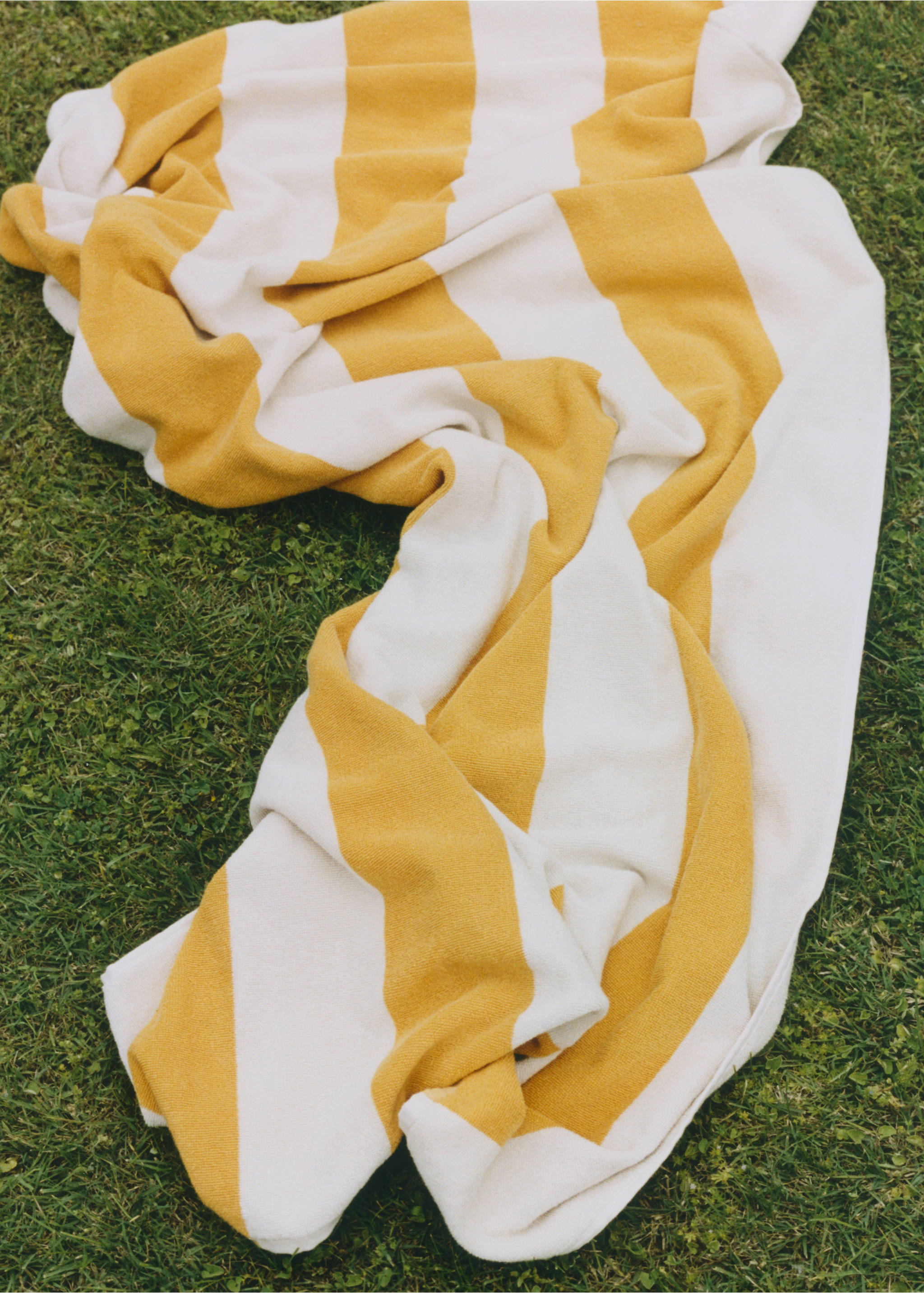 Cotton terry beach towel with stripes - Details of the article 5, Curry. Ref: 27096351-00.