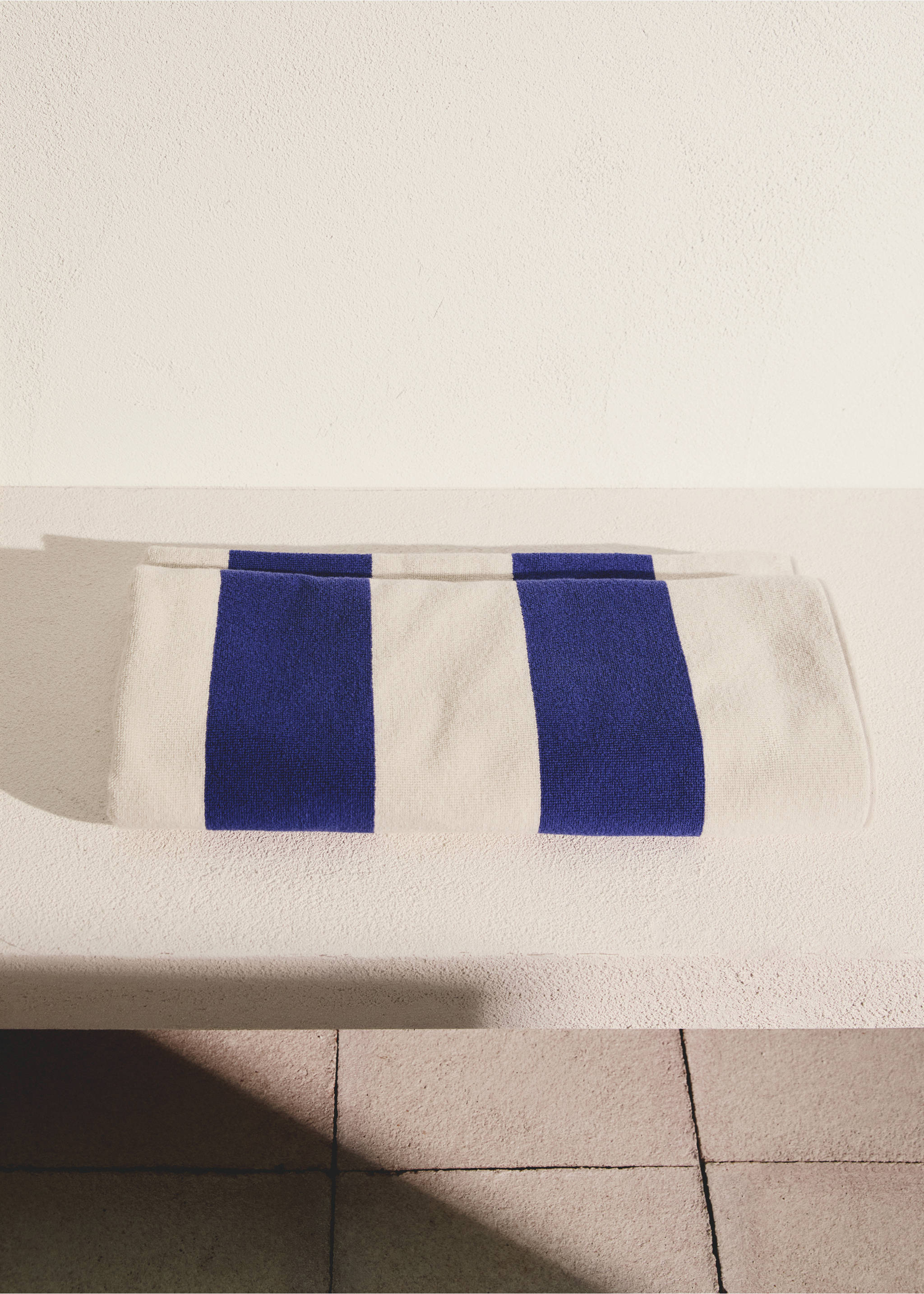 Плажна кърпа от памучен хавлиен плат на райета - Обща равнина, Електрическо синьо. Ref: 27096351-00.