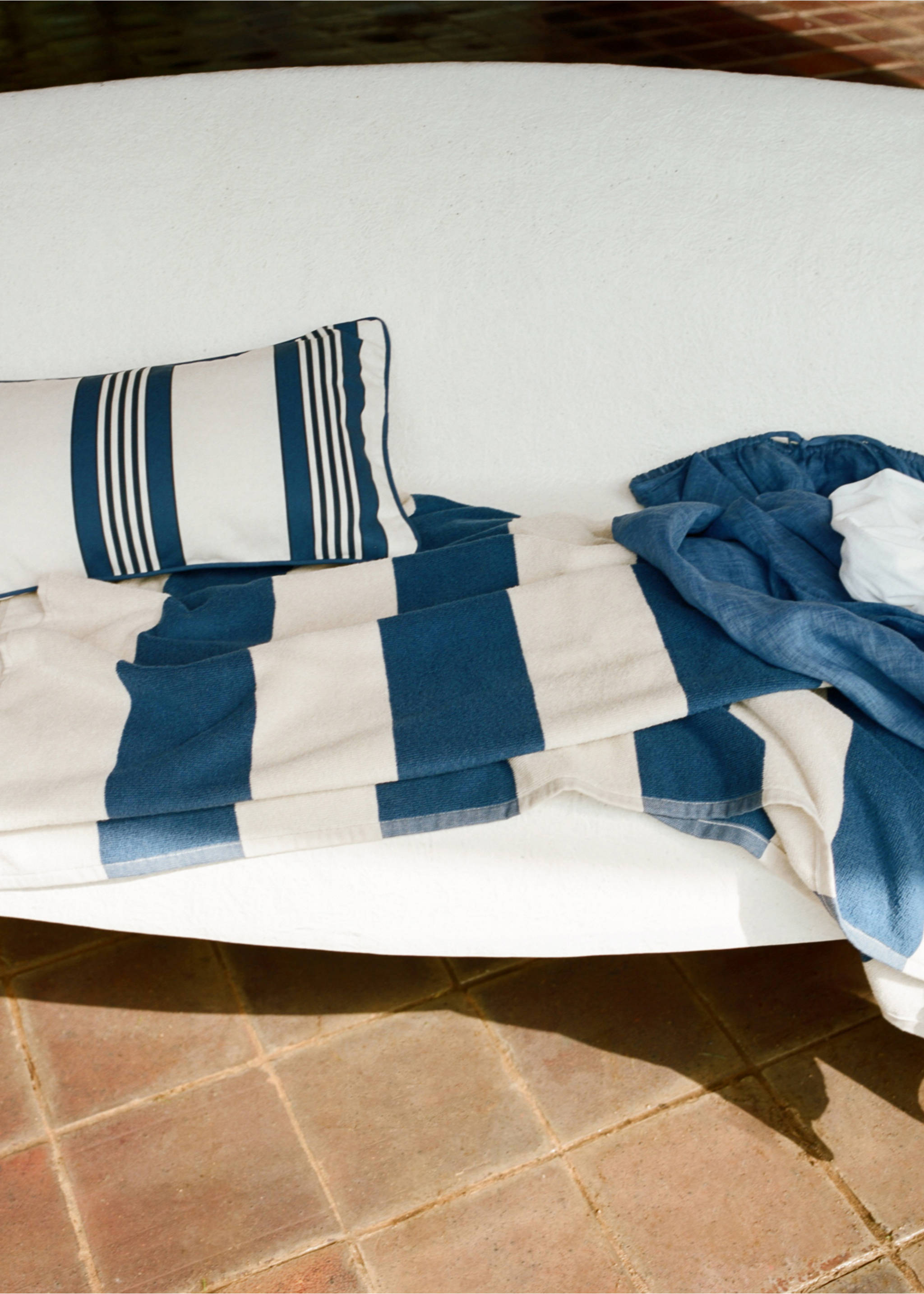 Cotton terry beach towel with stripes - Details of the article 6, Vibrant blue. Ref: 27096351-00.