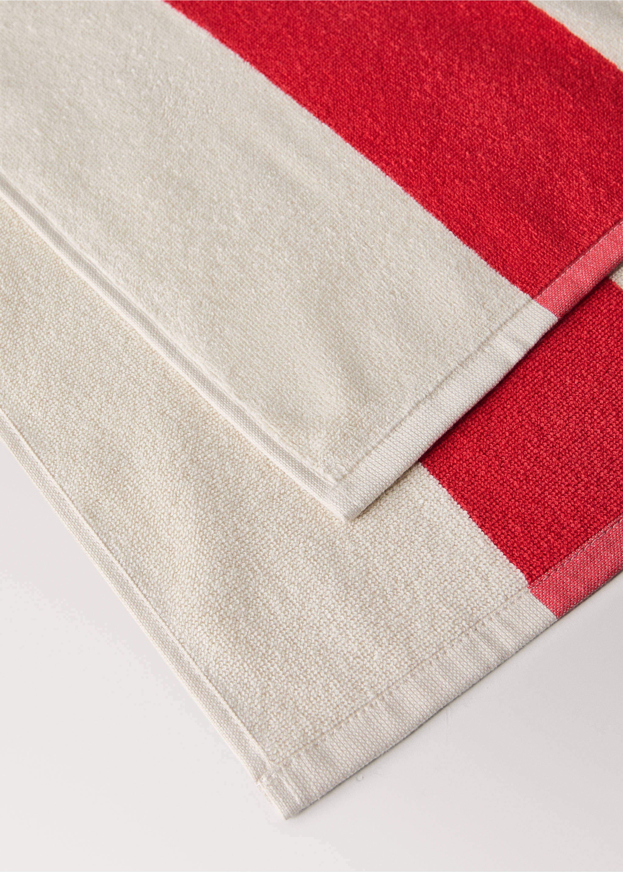 Cotton terry beach towel with stripes - Details of the article 2, Red. Ref: 27096351-00.