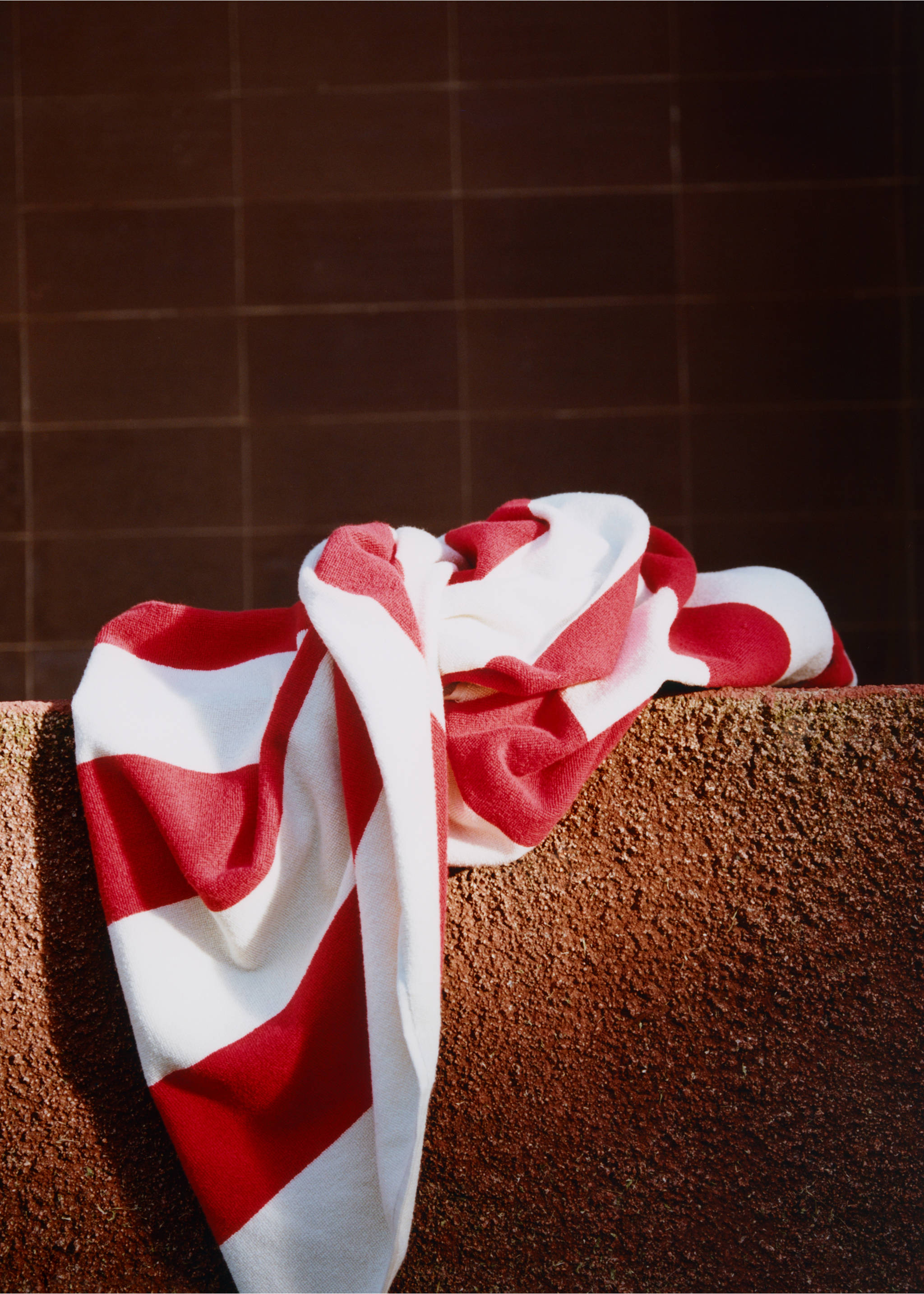 Cotton terry beach towel with stripes - Details of the article 5, Red. Ref: 27096351-00.