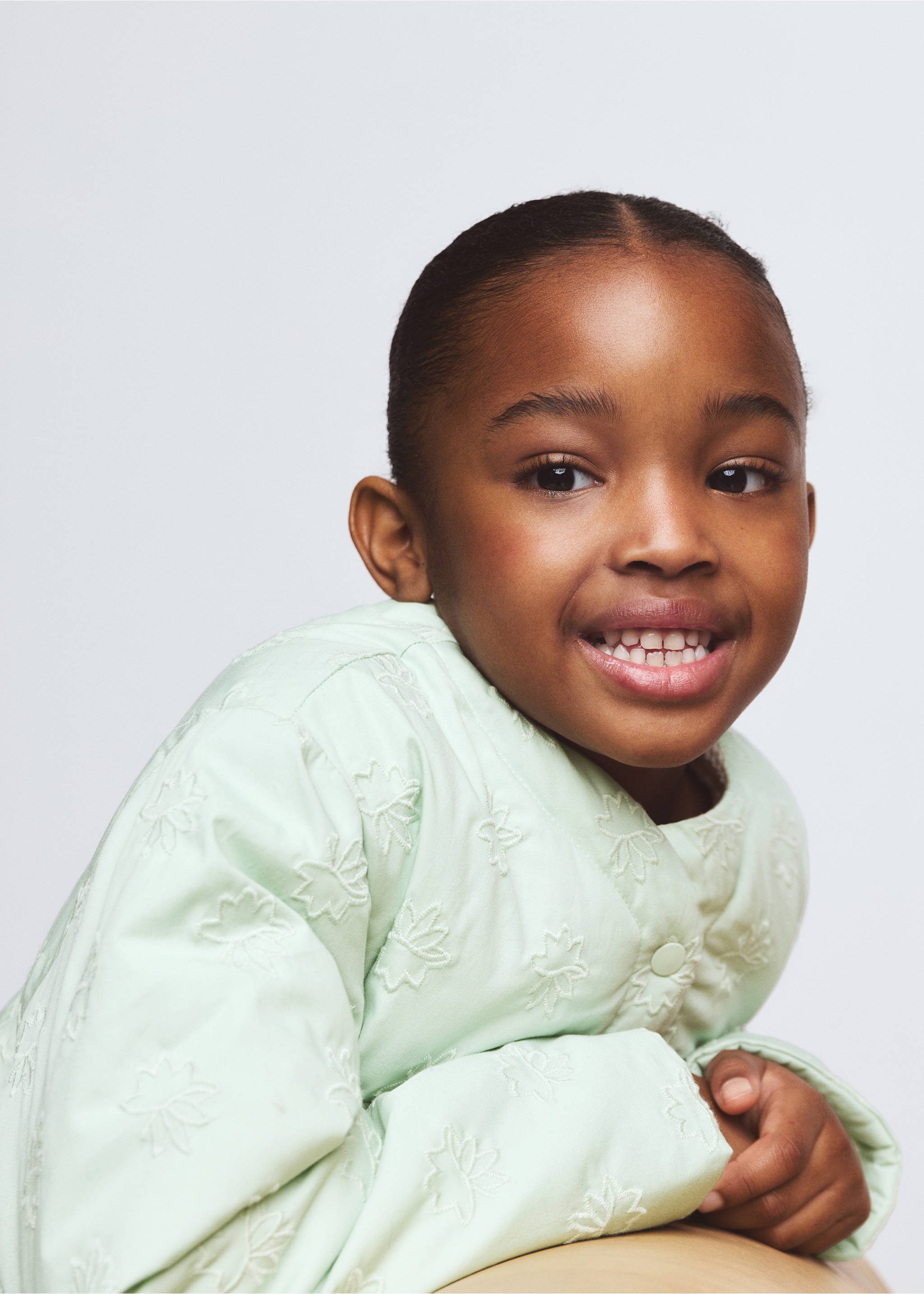 Prošívaná bunda s detaily výšivek - Detail zboží 1, Pastelově zelená. Ref: 27096352-00.