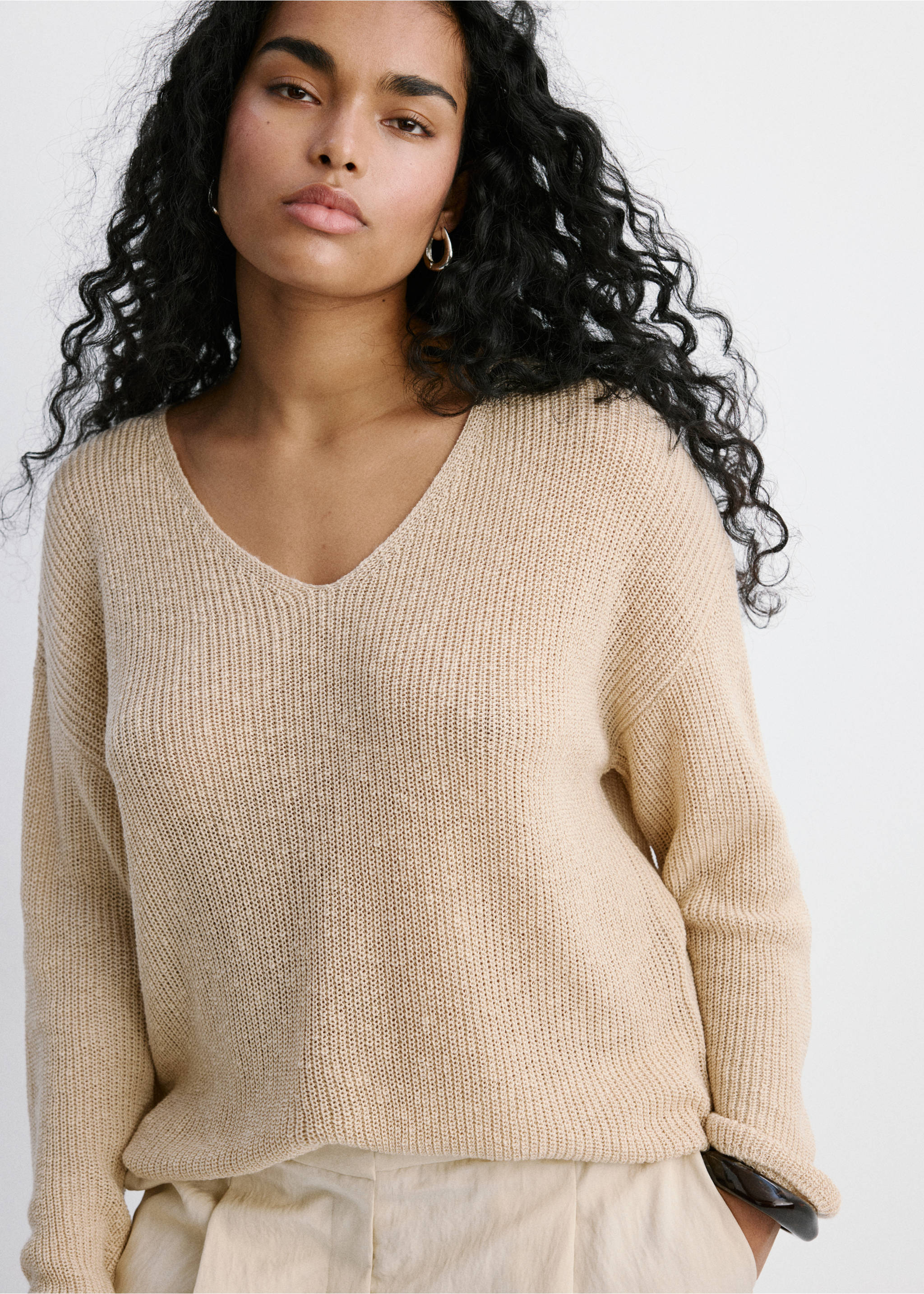 V-neck openwork knitted sweater - Details of the article 5, Sand. Ref: 27097136-00.