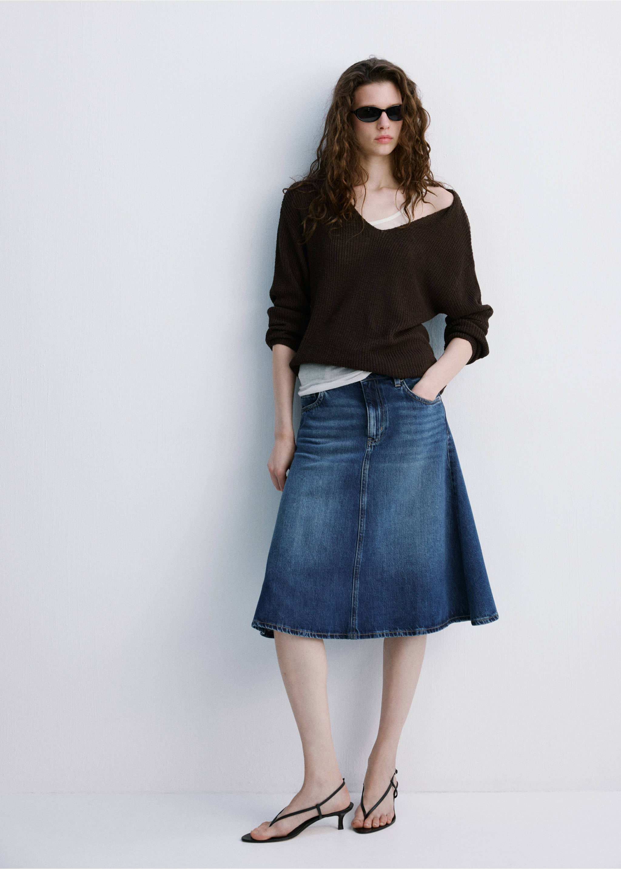 V-neck openwork knitted sweater - General plane, Chocolate. Ref: 27097136-00.