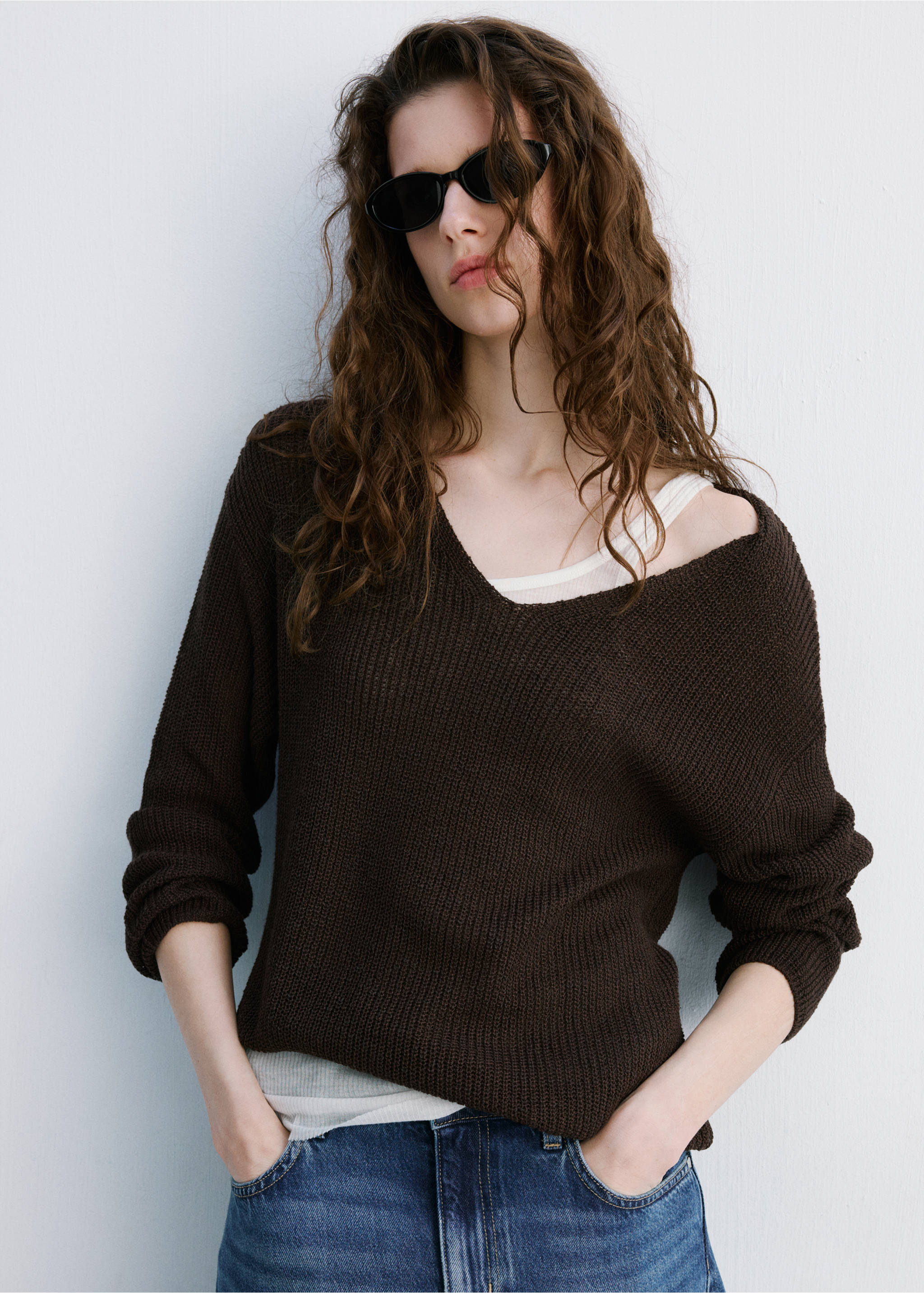 V-neck openwork knitted sweater - Medium plane, Chocolate. Ref: 27097136-00.