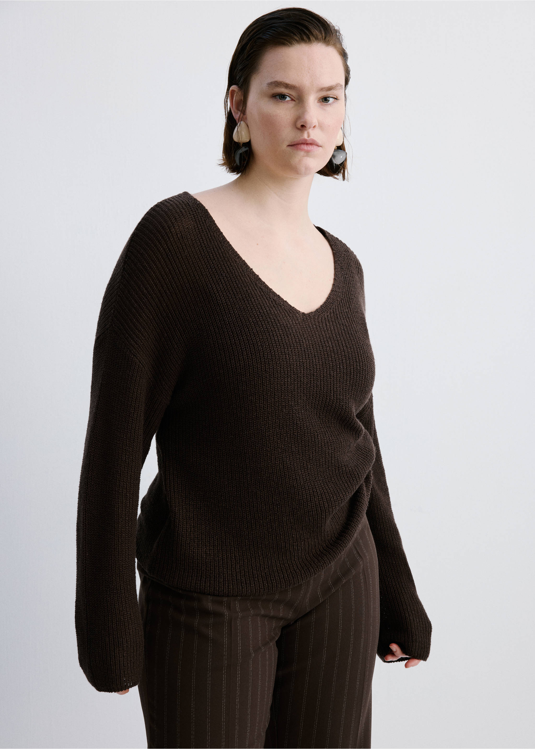 V-neck openwork knitted sweater - Details of the article 5, Chocolate. Ref: 27097136-00.