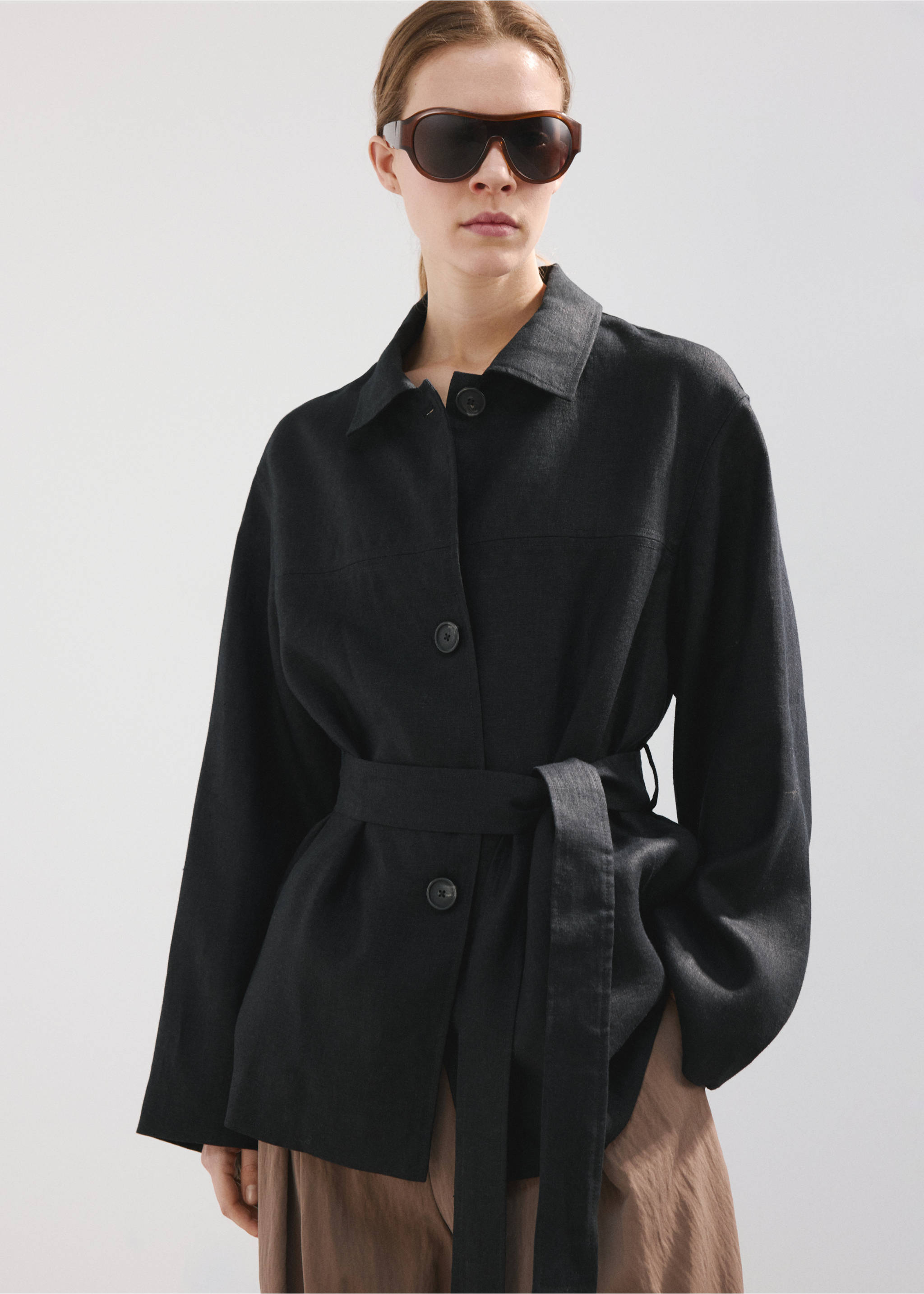 Jaqueta lli cinturó - Pla mig, Negre. Ref: 27097138-00.