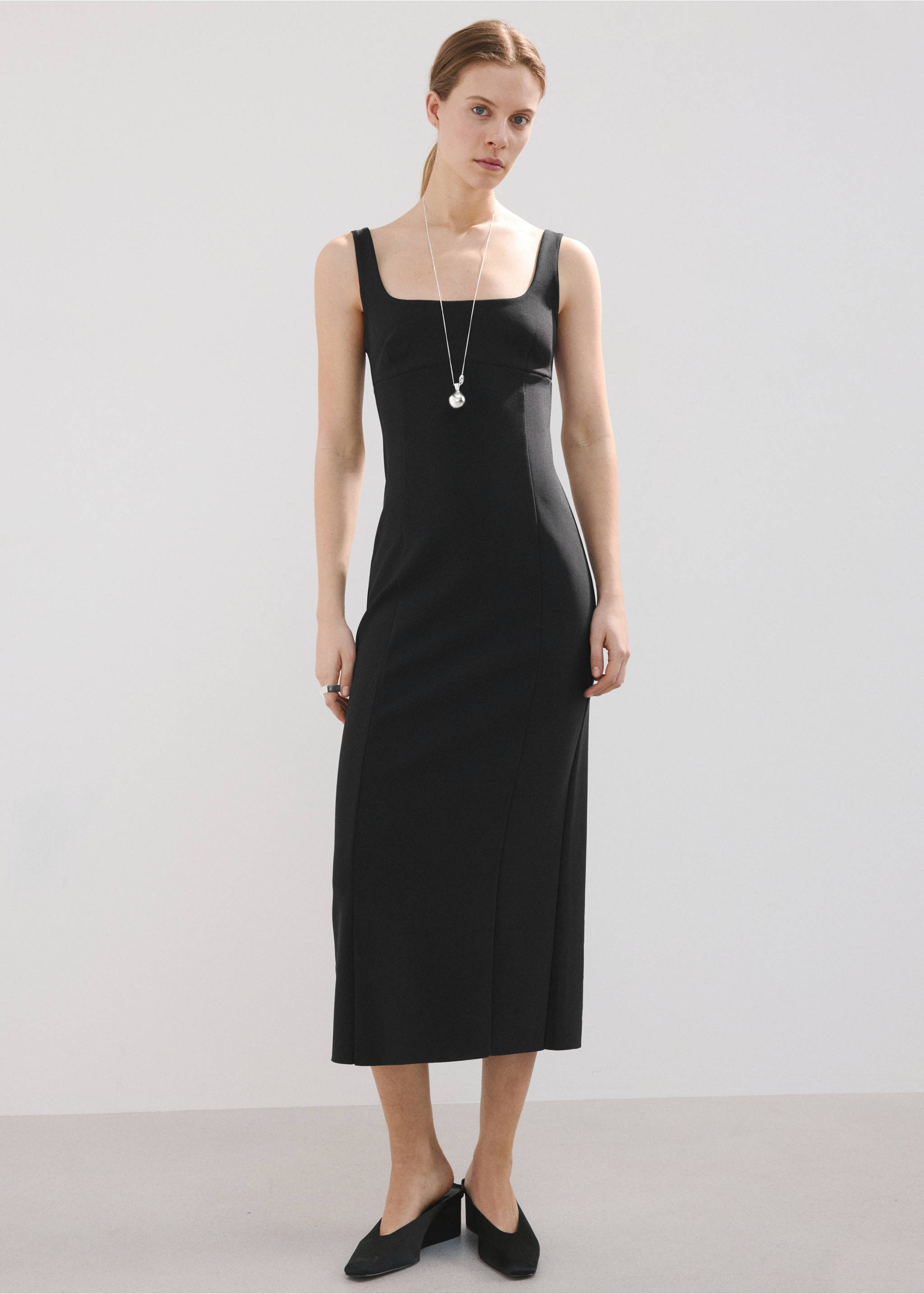 V-neckline fitted dress - General plane, Black. Ref: 27097140-00.