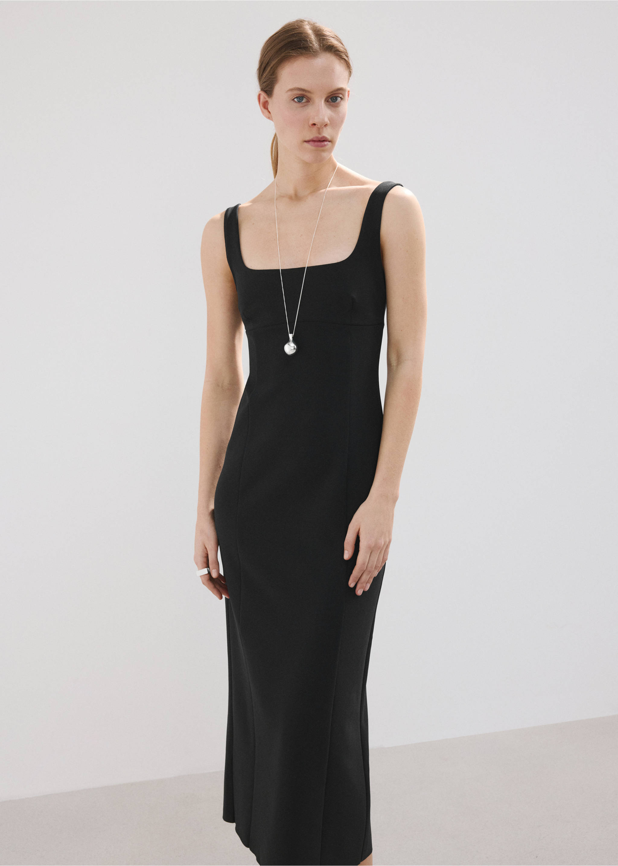 V-neckline fitted dress - Medium plane, Black. Ref: 27097140-00.
