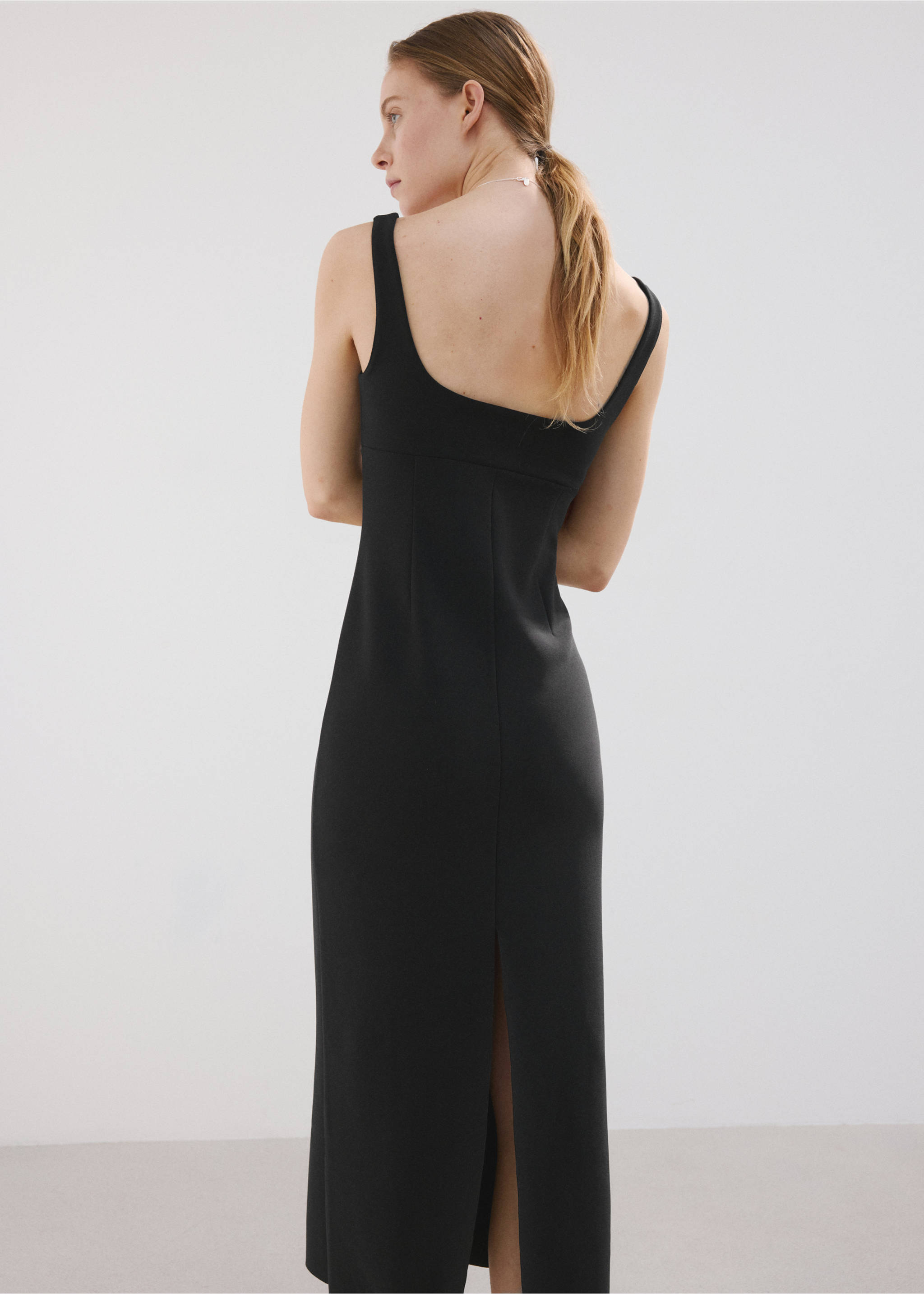 V-neckline fitted dress - Reverse of the article, Black. Ref: 27097140-00.