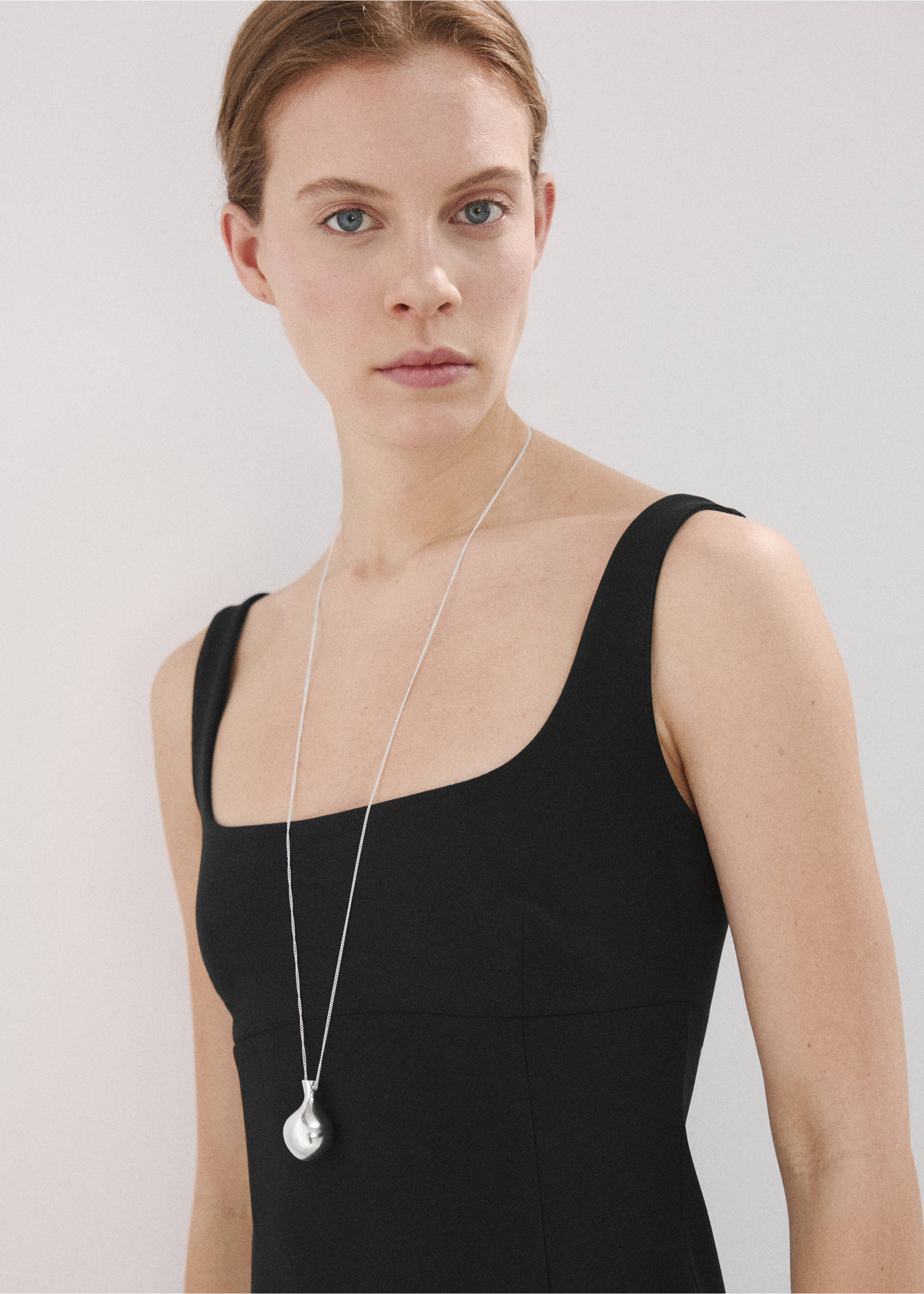 V-neckline fitted dress - Details of the article 1, Black. Ref: 27097140-00.