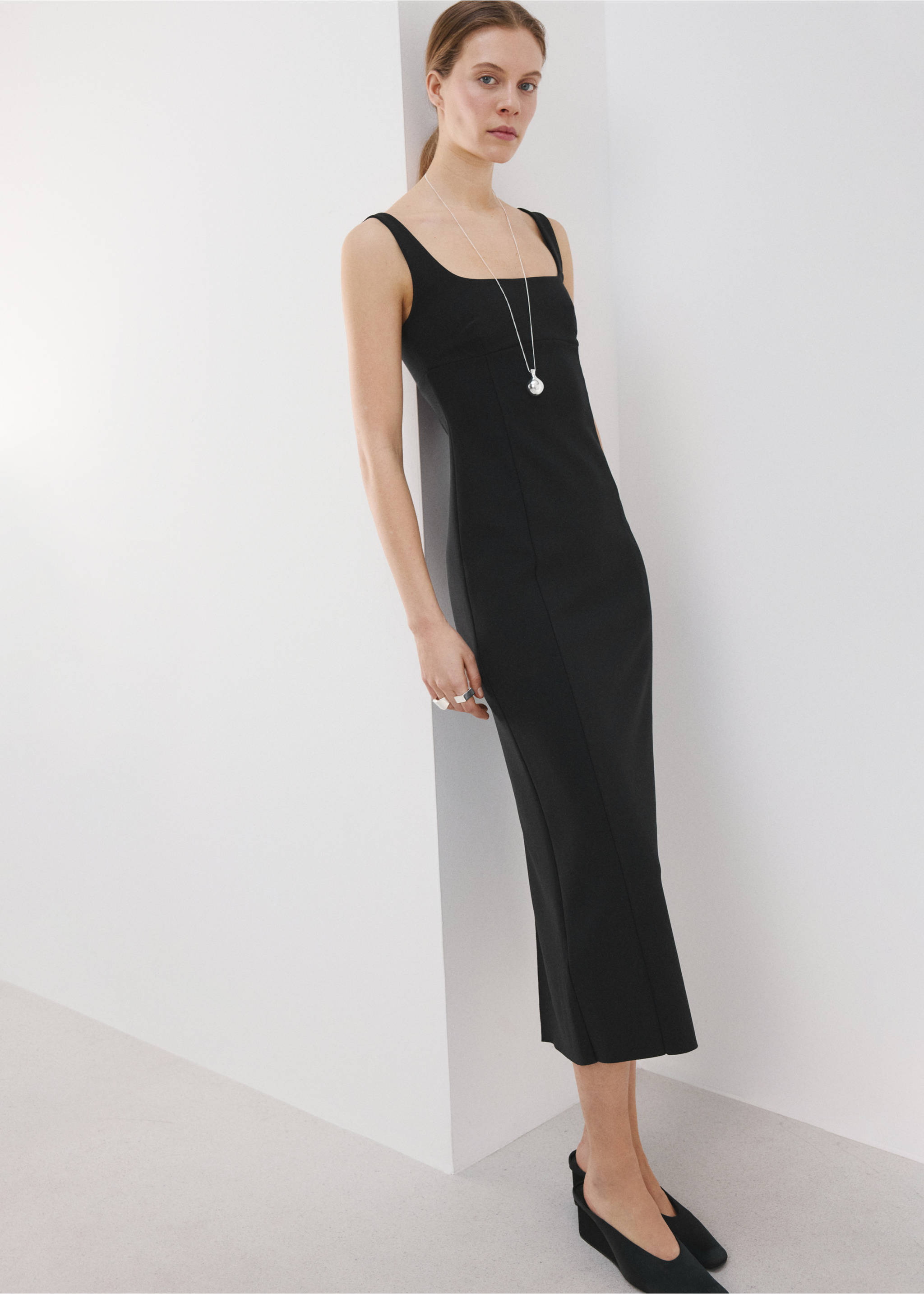 V-neckline fitted dress - Details of the article 2, Black. Ref: 27097140-00.