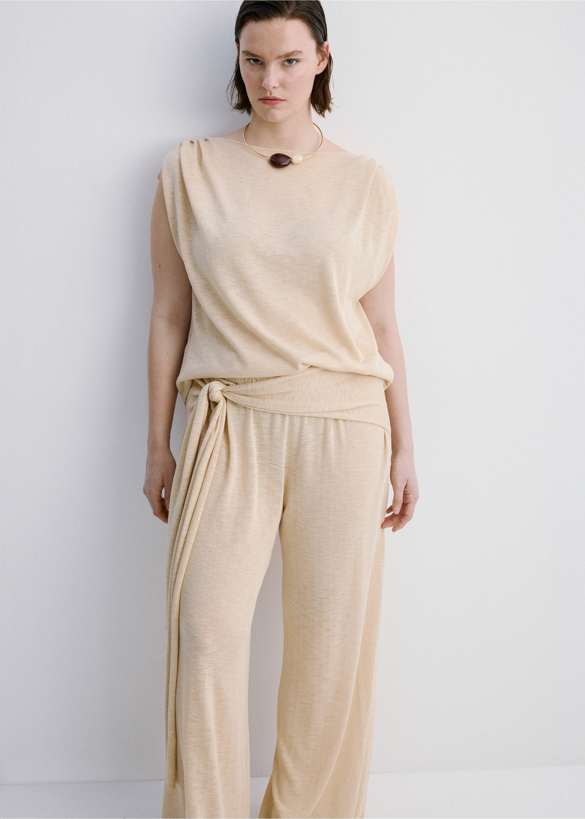 Fine knit trousers with knot detail - Details of the article 5, Ecru. Ref: 27097143-00.