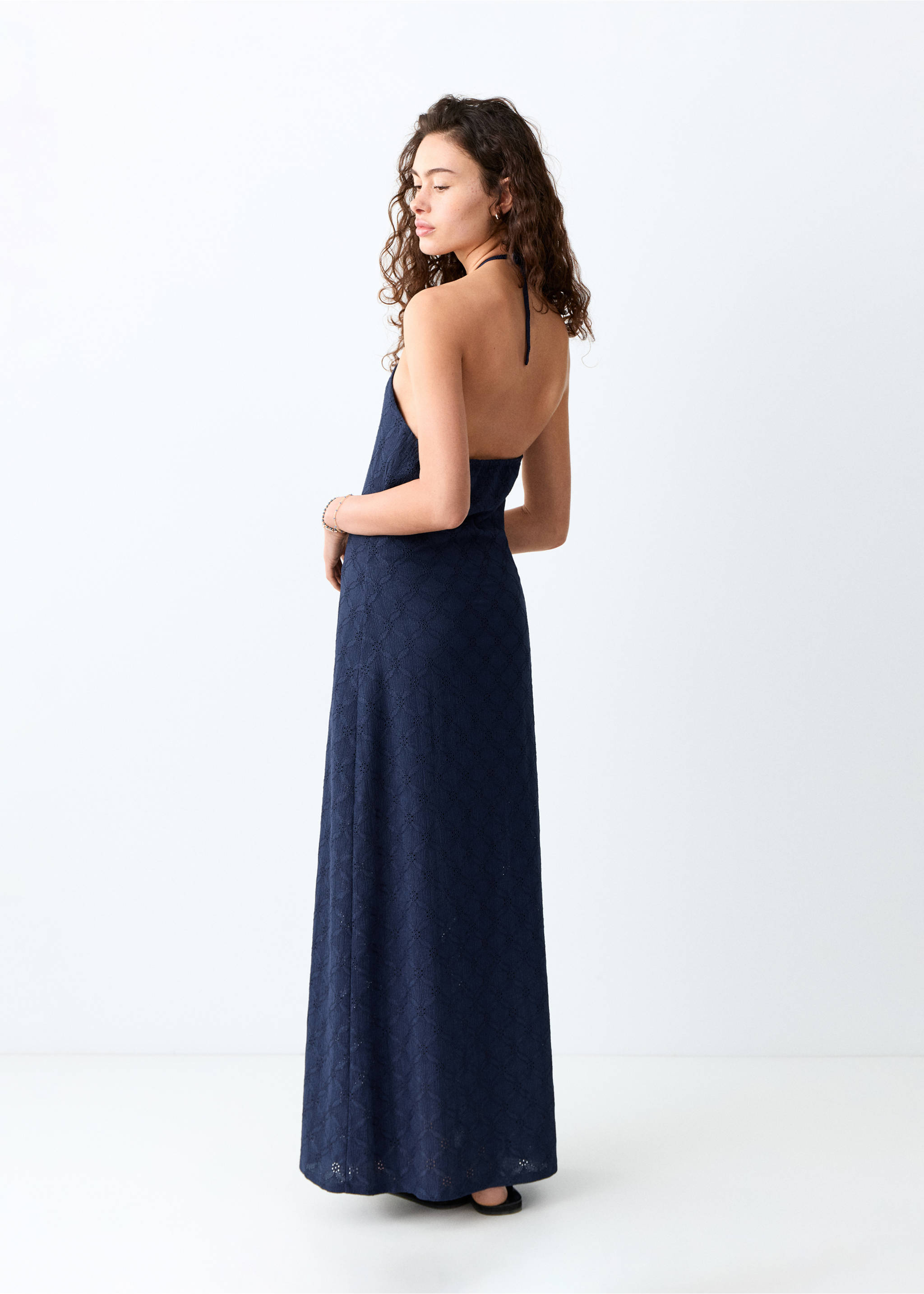 Besticktes Neckholderkleid - Rückseite des Artikels, Marineblau. Ref: 27097146-00.