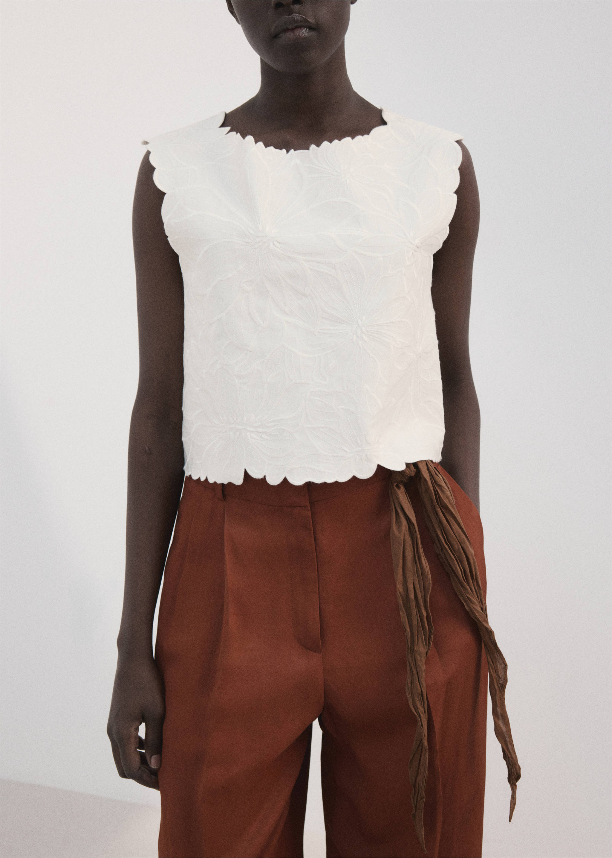 Embroidered flower top - Medium plane, Off White. Ref: 27097149-00.