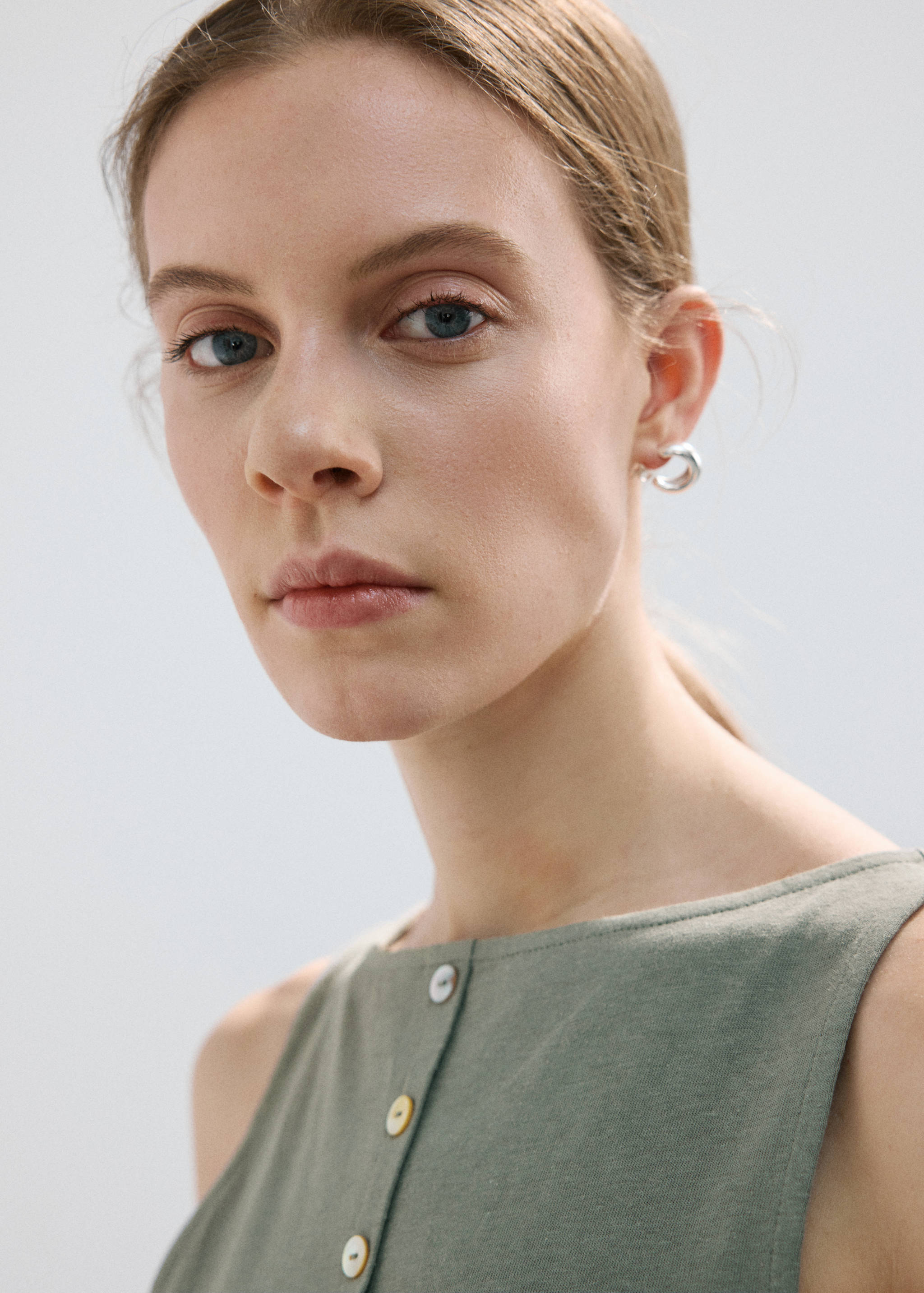 Cotton gilet with buttons - Details of the article 1