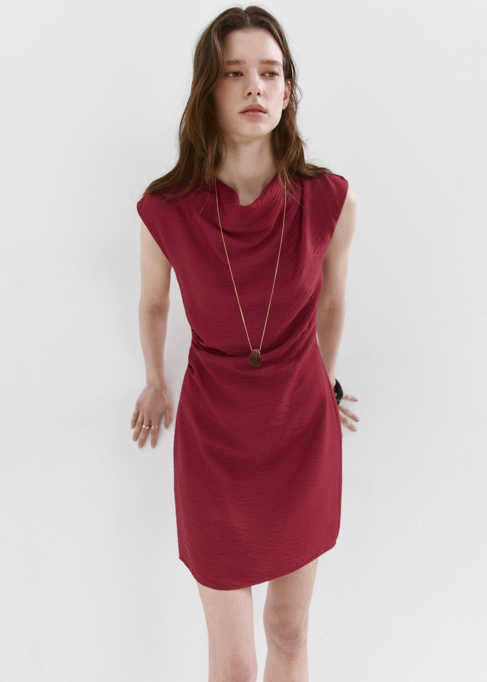 Robe courte asymétrique drapée - Plan moyen