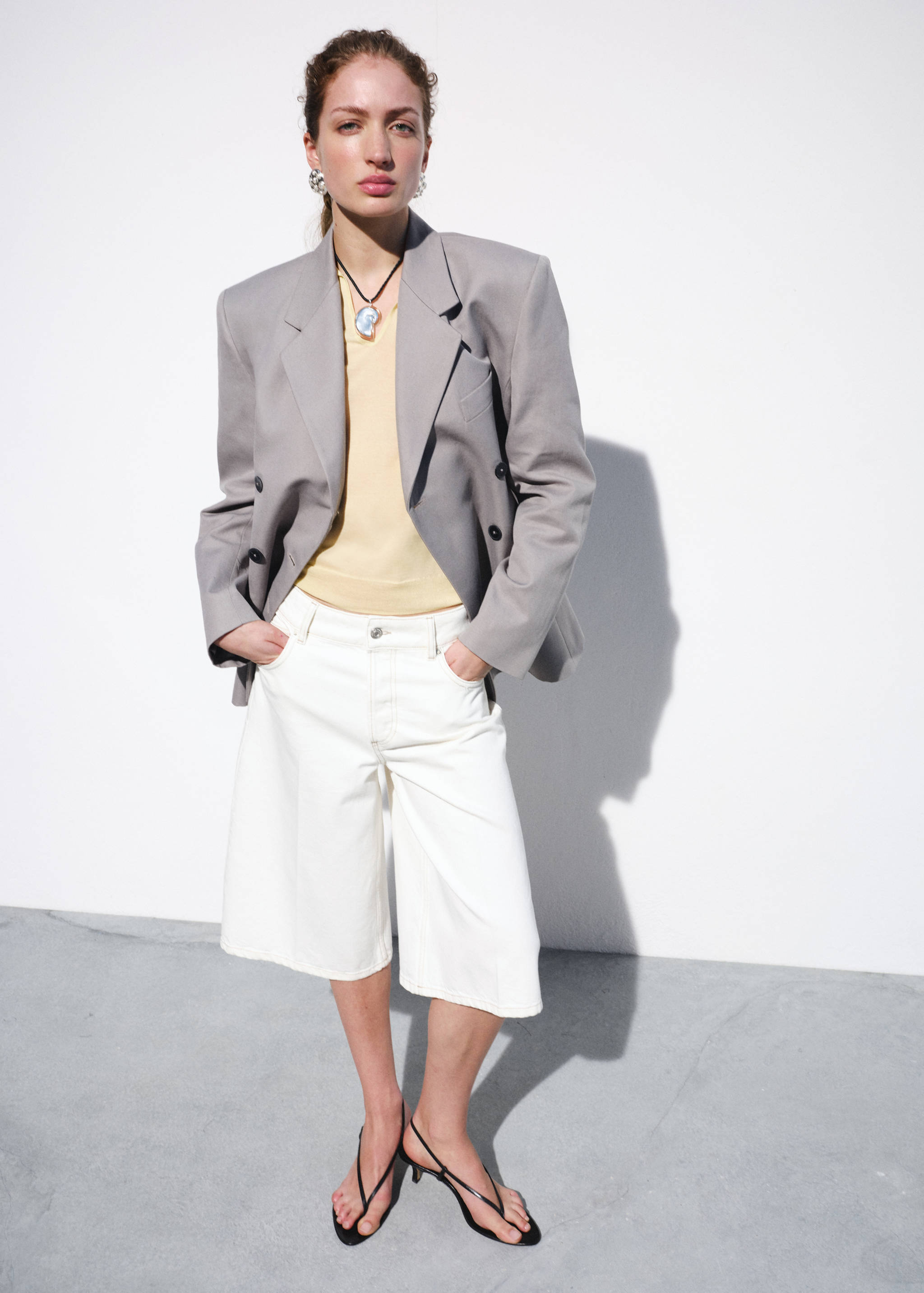 Straight mid-rise bermuda shorts - General plane