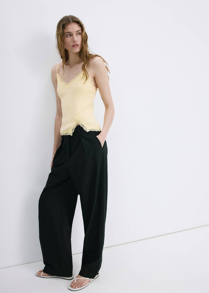 Top mit Detail aus Spitze — Pastellgelb